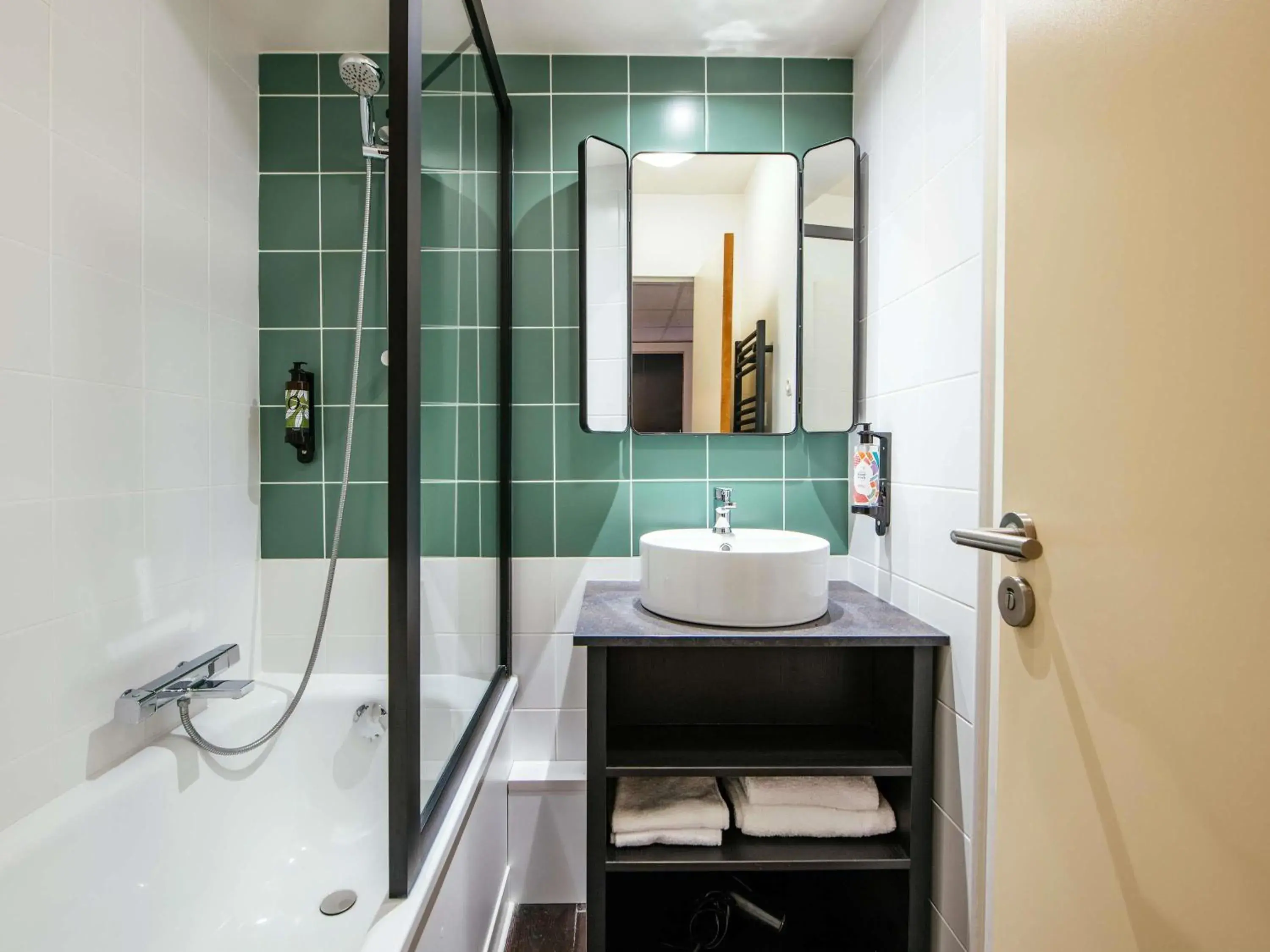 Property building in Aparthotel Adagio La Défense Le Parc Property building in Aparthotel Adagio La Défense Le Parc