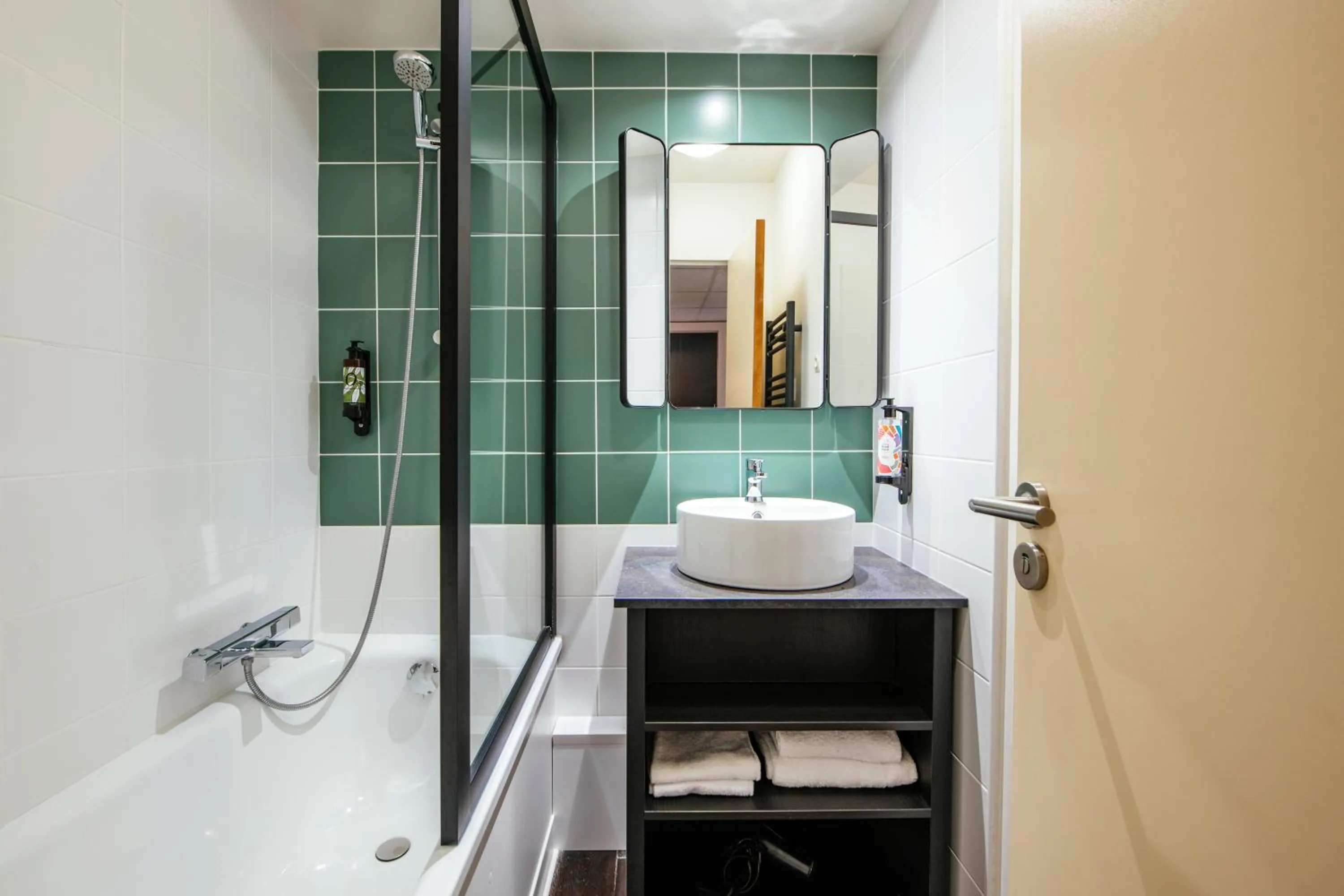 Bathroom in Aparthotel Adagio La Défense Le Parc