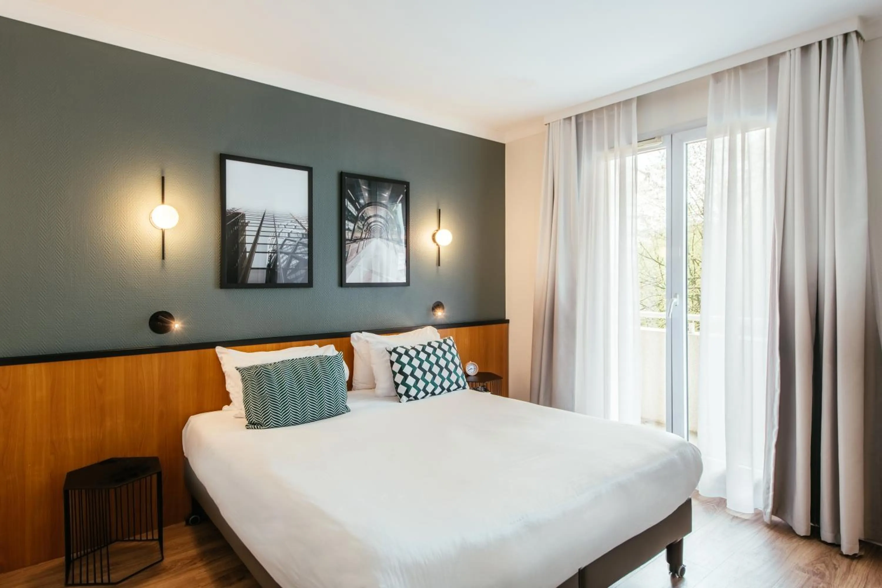 Bed in Aparthotel Adagio La Défense Le Parc