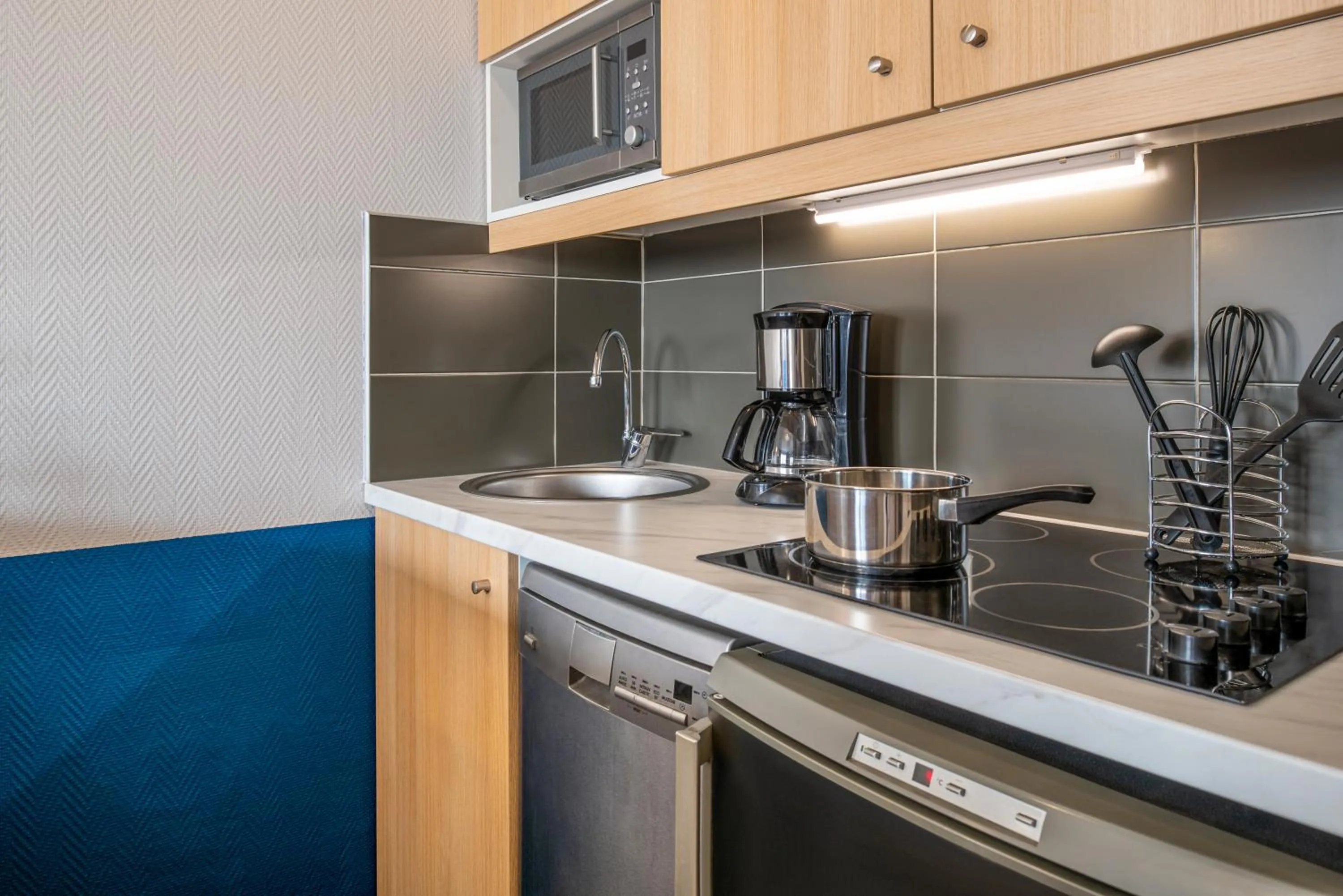 Kitchen or kitchenette in Aparthotel Adagio La Défense Kléber