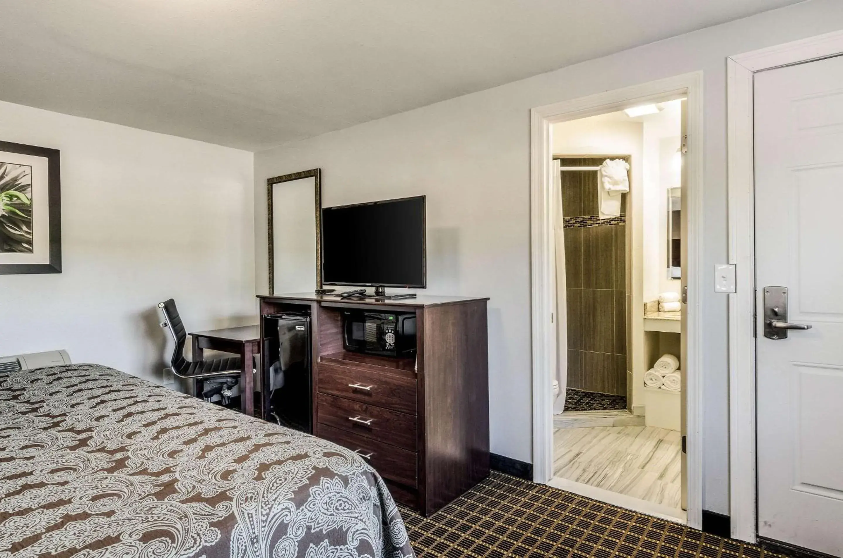 Photo of the whole room, Bed in Rodeway Inn Middleboro-Plymouth Photo of the whole room, Bed in Rodeway Inn Middleboro-Plymouth