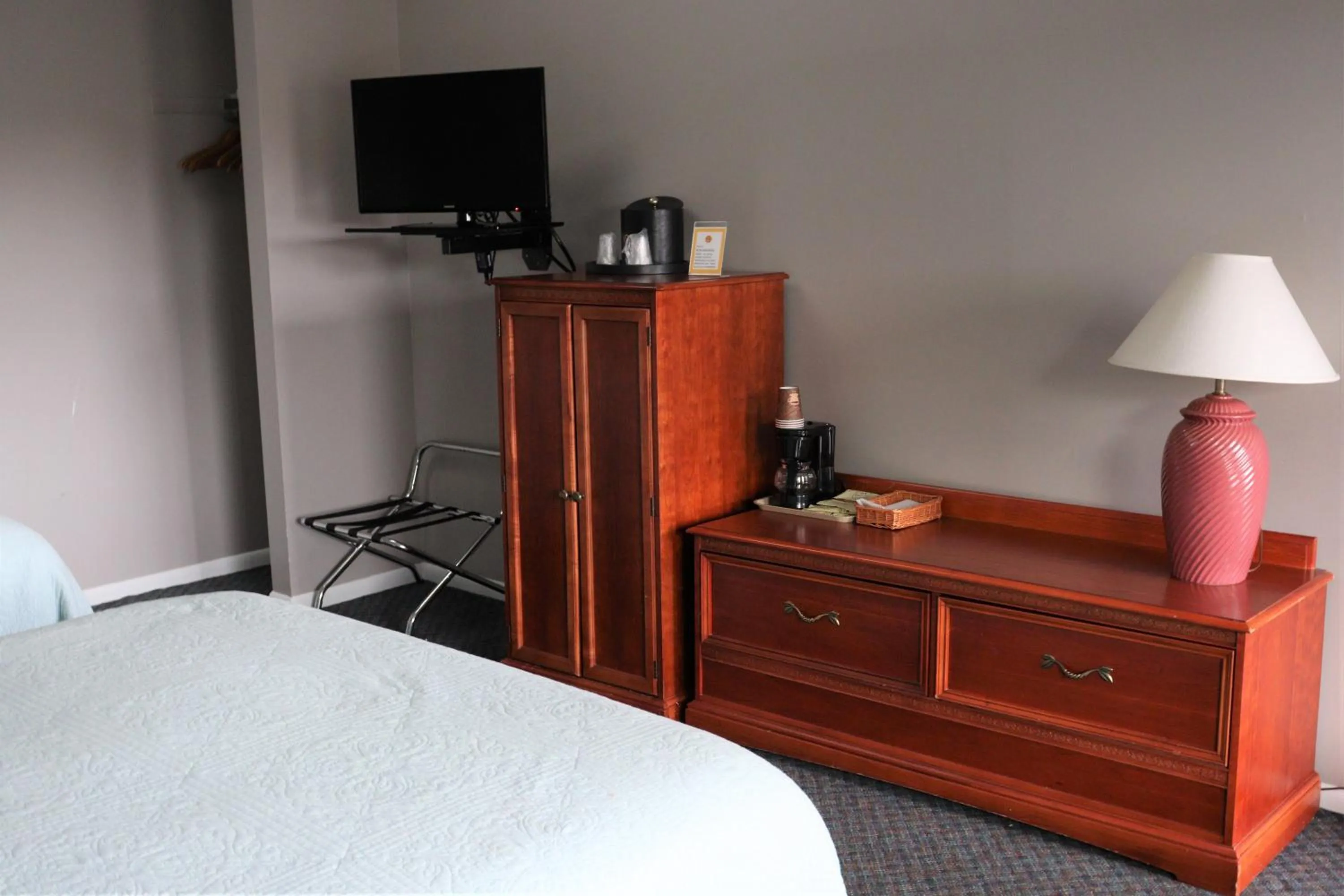 Bed in Admiral Motel