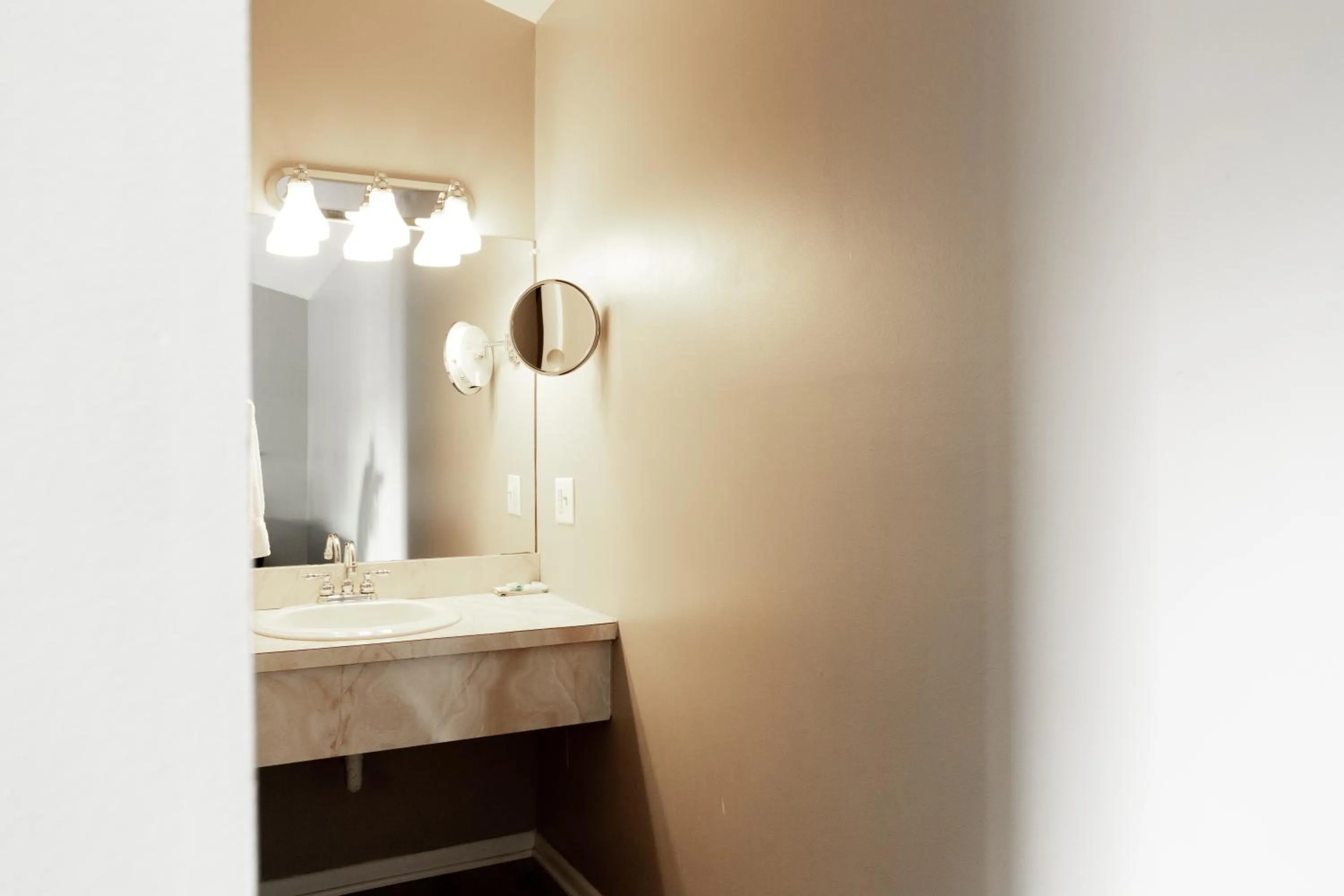 Bathroom in Admiral Motel