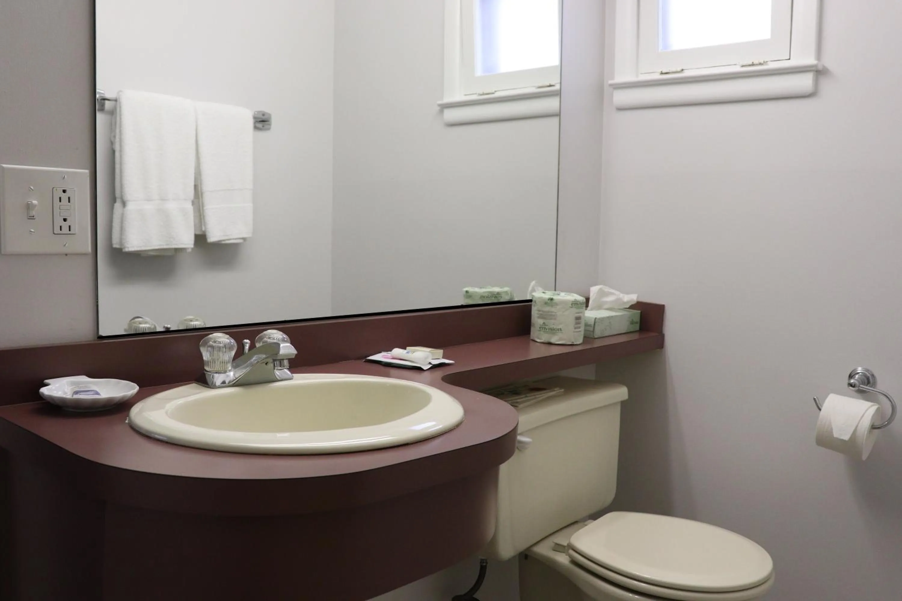 Toilet in Admiral Motel