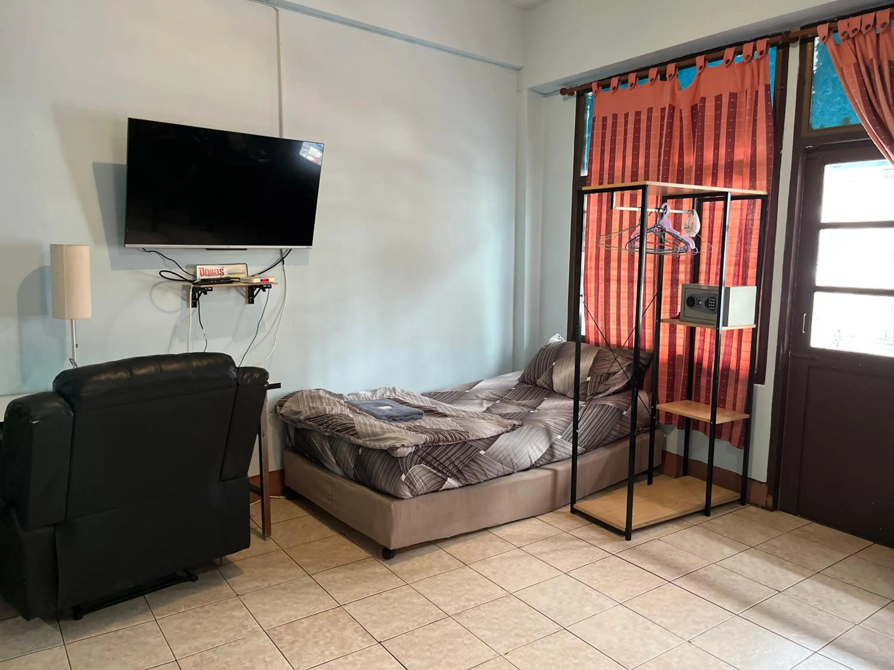 Photo of the whole room, Bed in Baan Picha 2