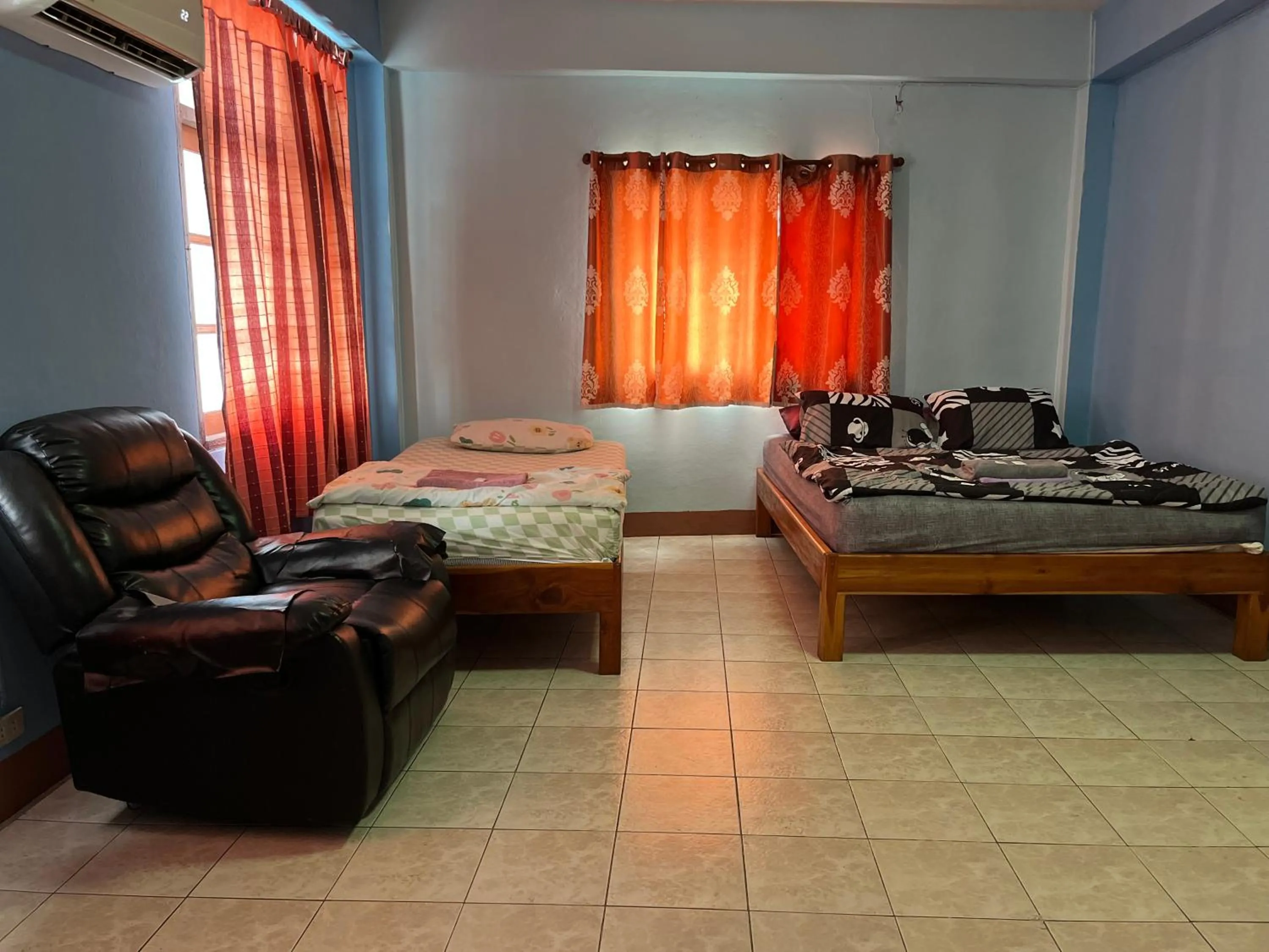 Photo of the whole room, Bed in Baan Picha 2
