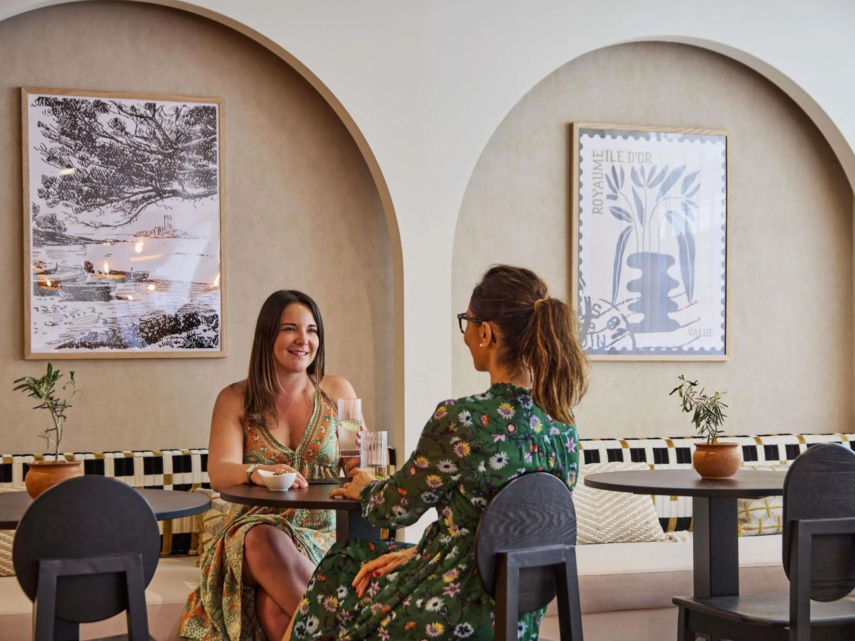 Lounge or bar in Mercure Saint Raphael Centre Plage