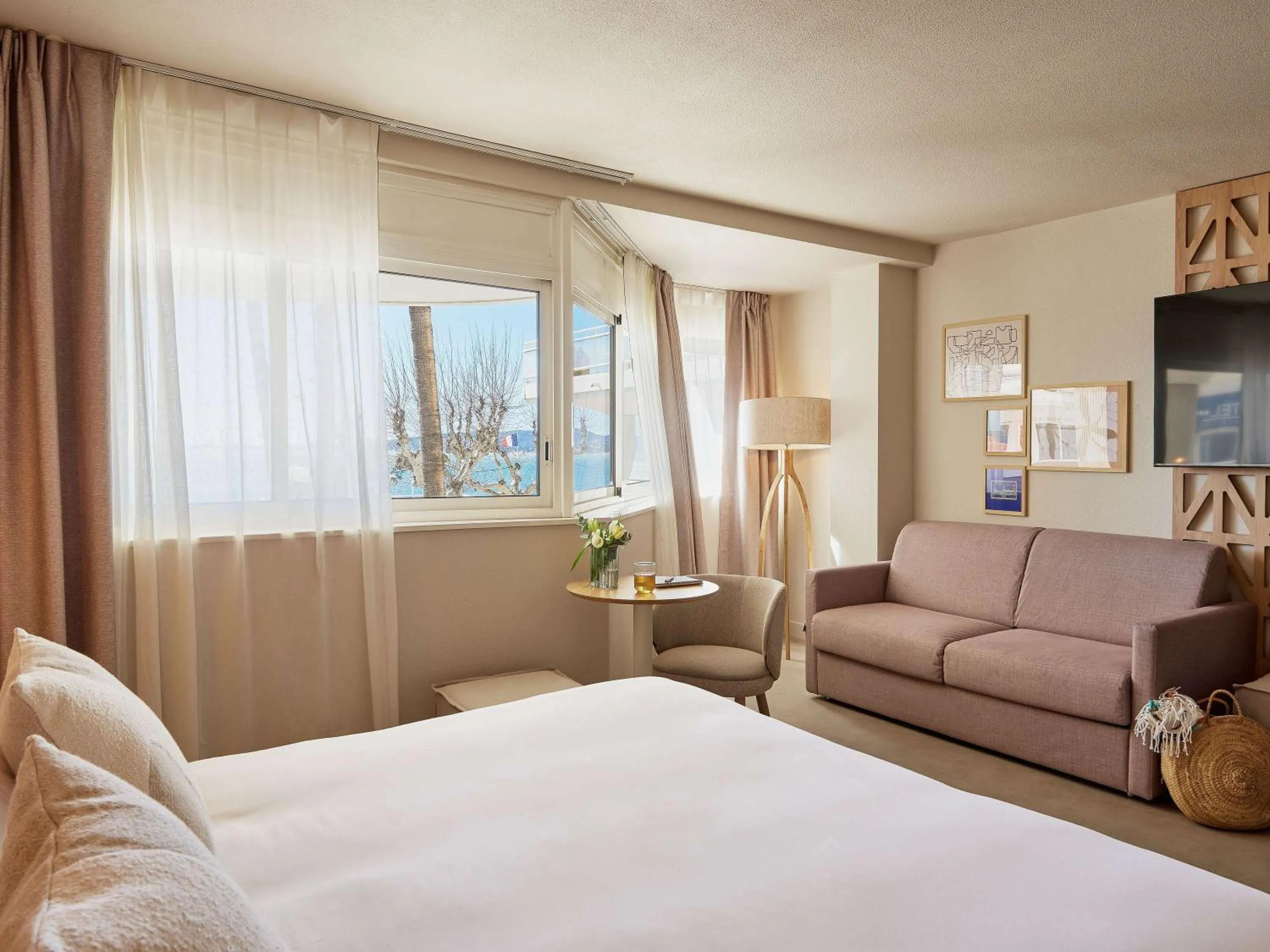 Bedroom, Bed in Hotel Continental Saint Raphael
