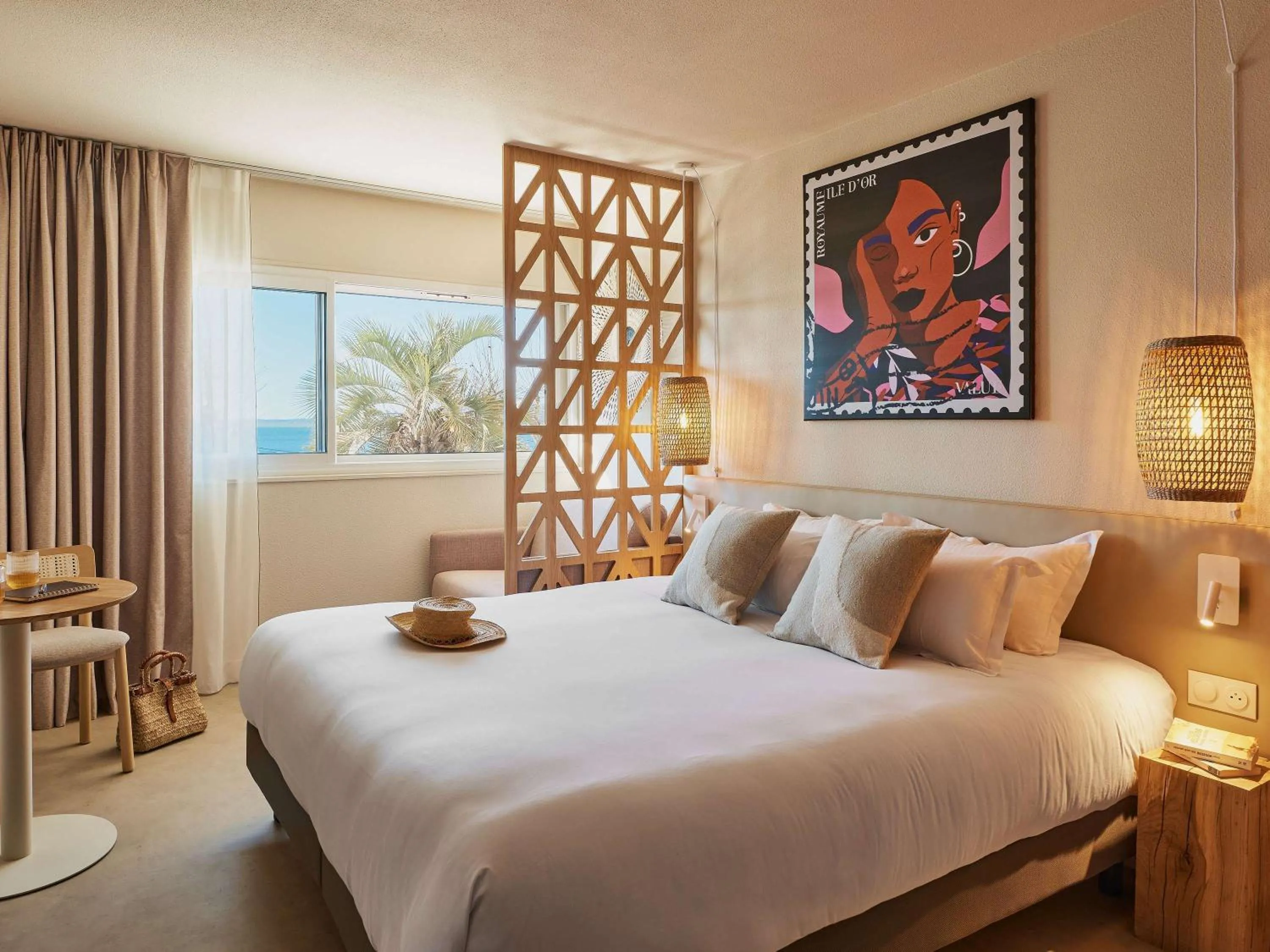 Bedroom, Bed in Hotel Continental Saint Raphael