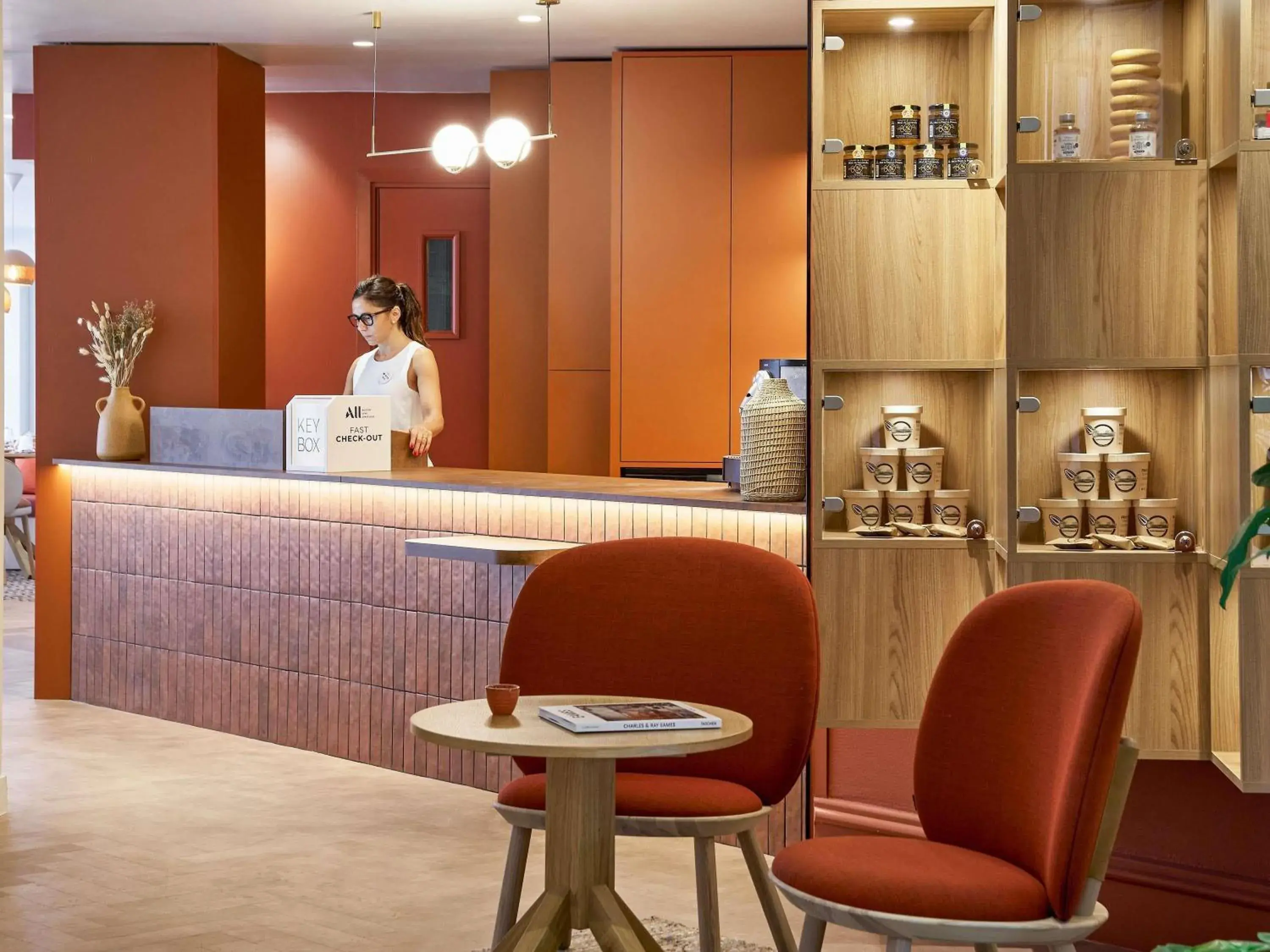 Lounge or bar in Mercure Saint Raphael Centre Plage Lounge or bar in Mercure Saint Raphael Centre Plage