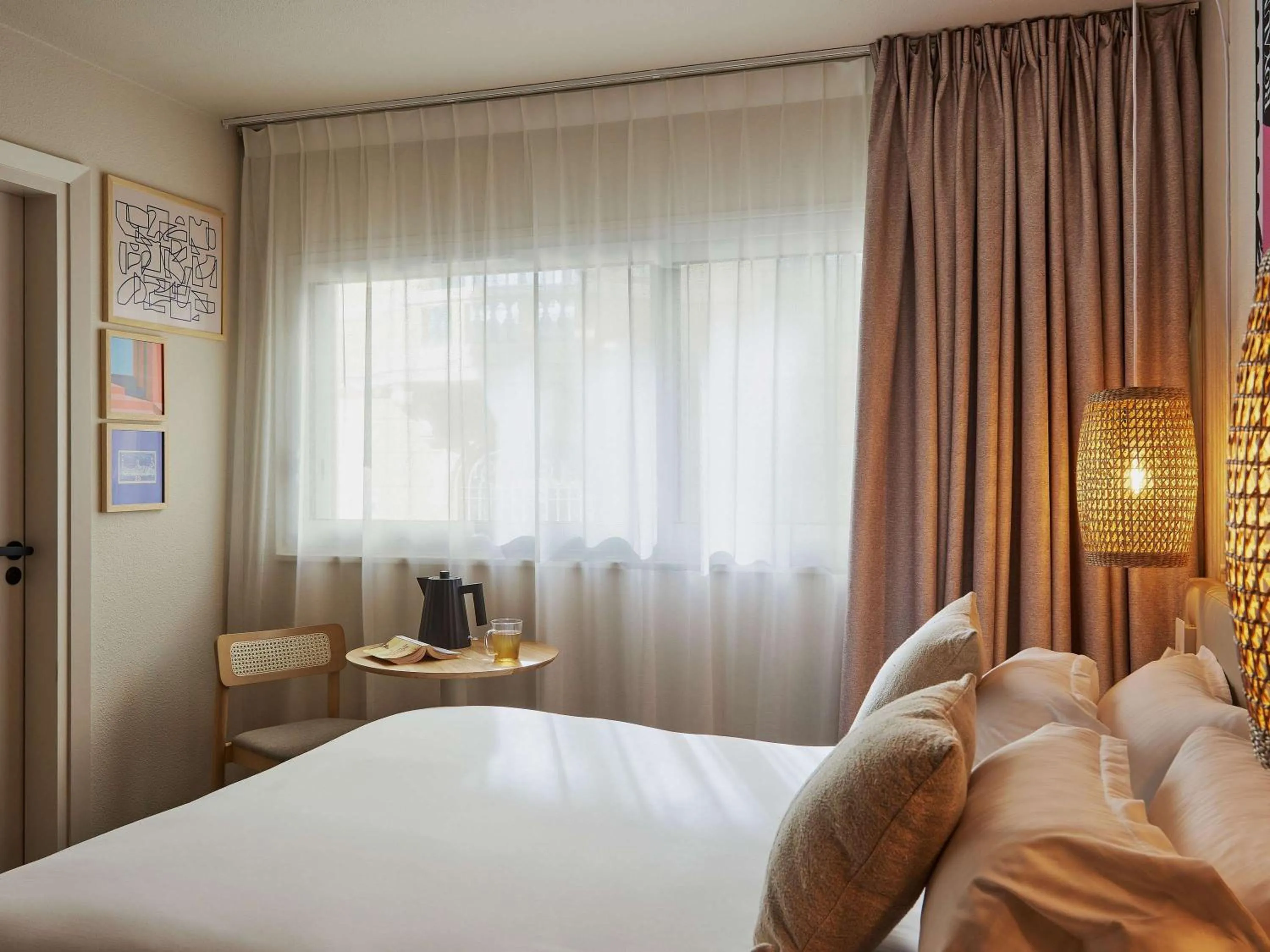 Bedroom, Bed in Hotel Continental Saint Raphael