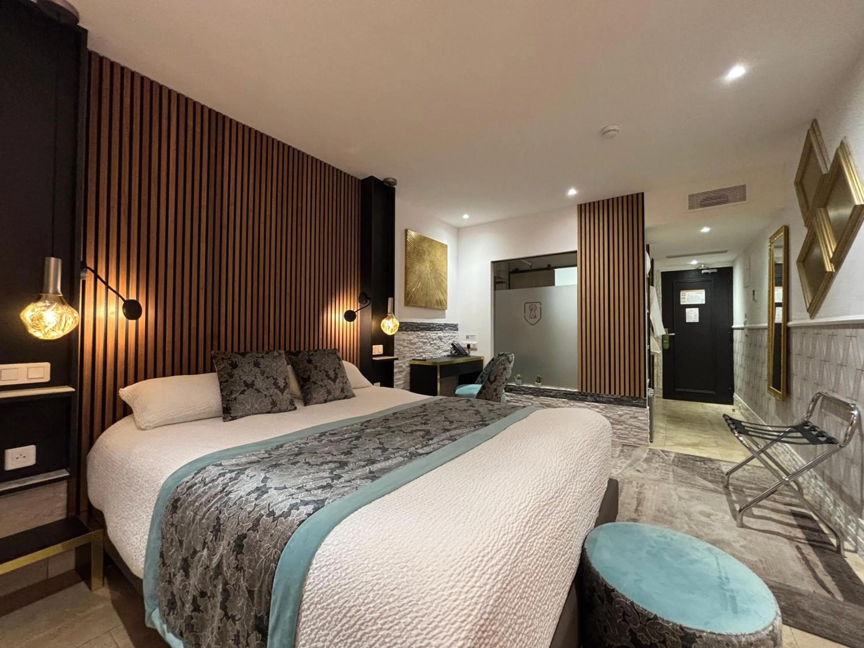 Bed in Le Confidentiel Hôtel & SPA