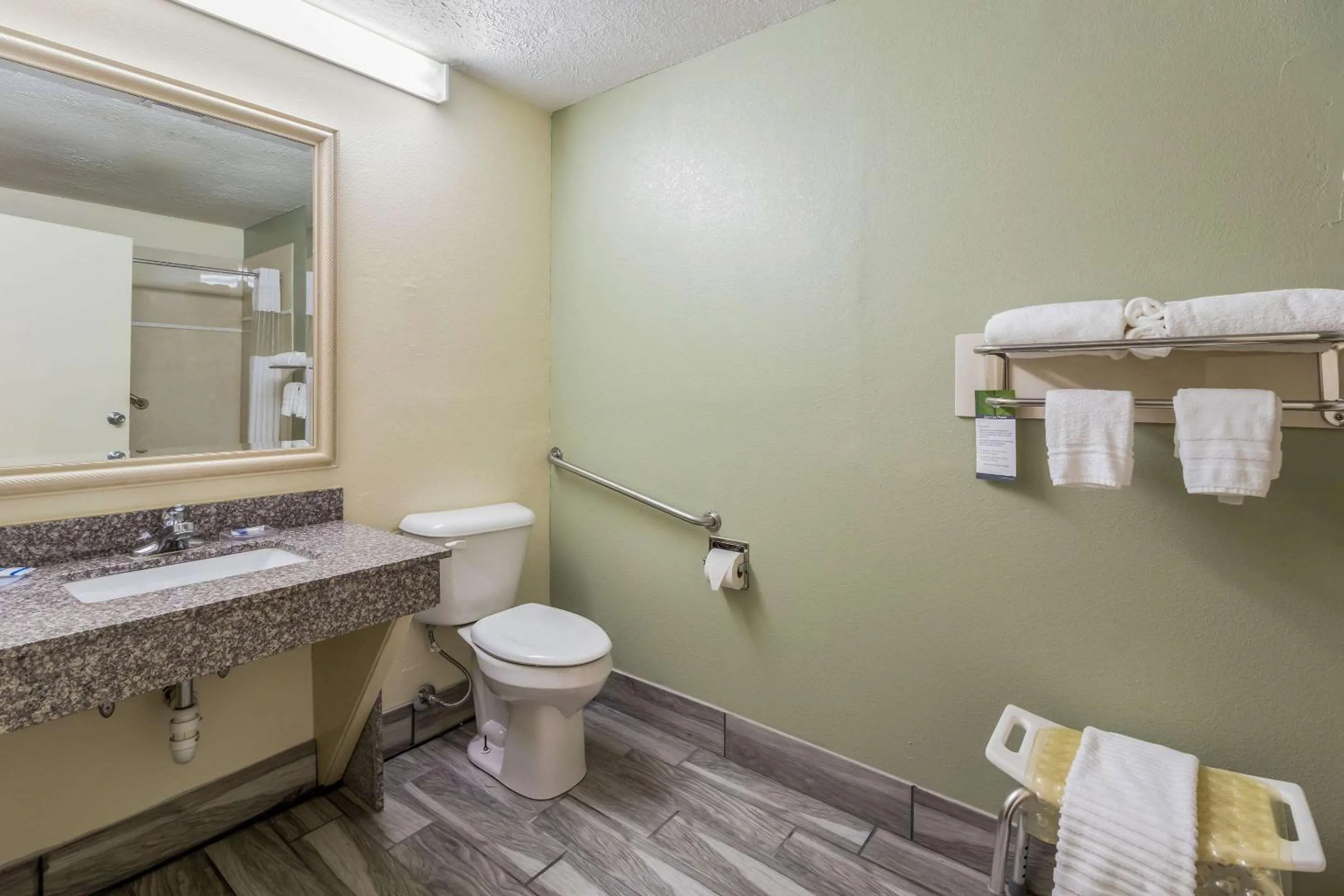 Bathroom in Rodeway Inn Cadiz