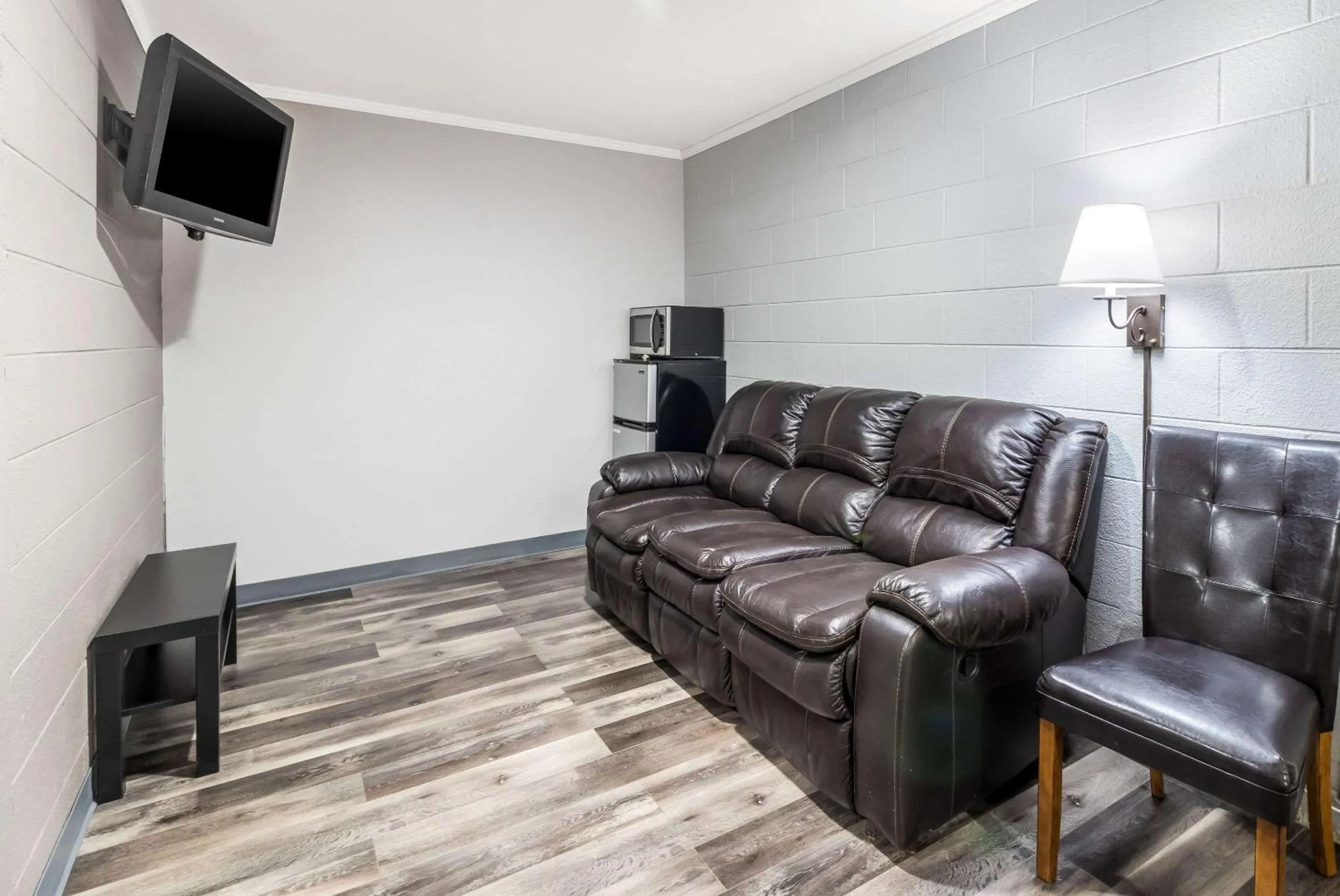 Photo of the whole room in Rodeway Inn Cadiz