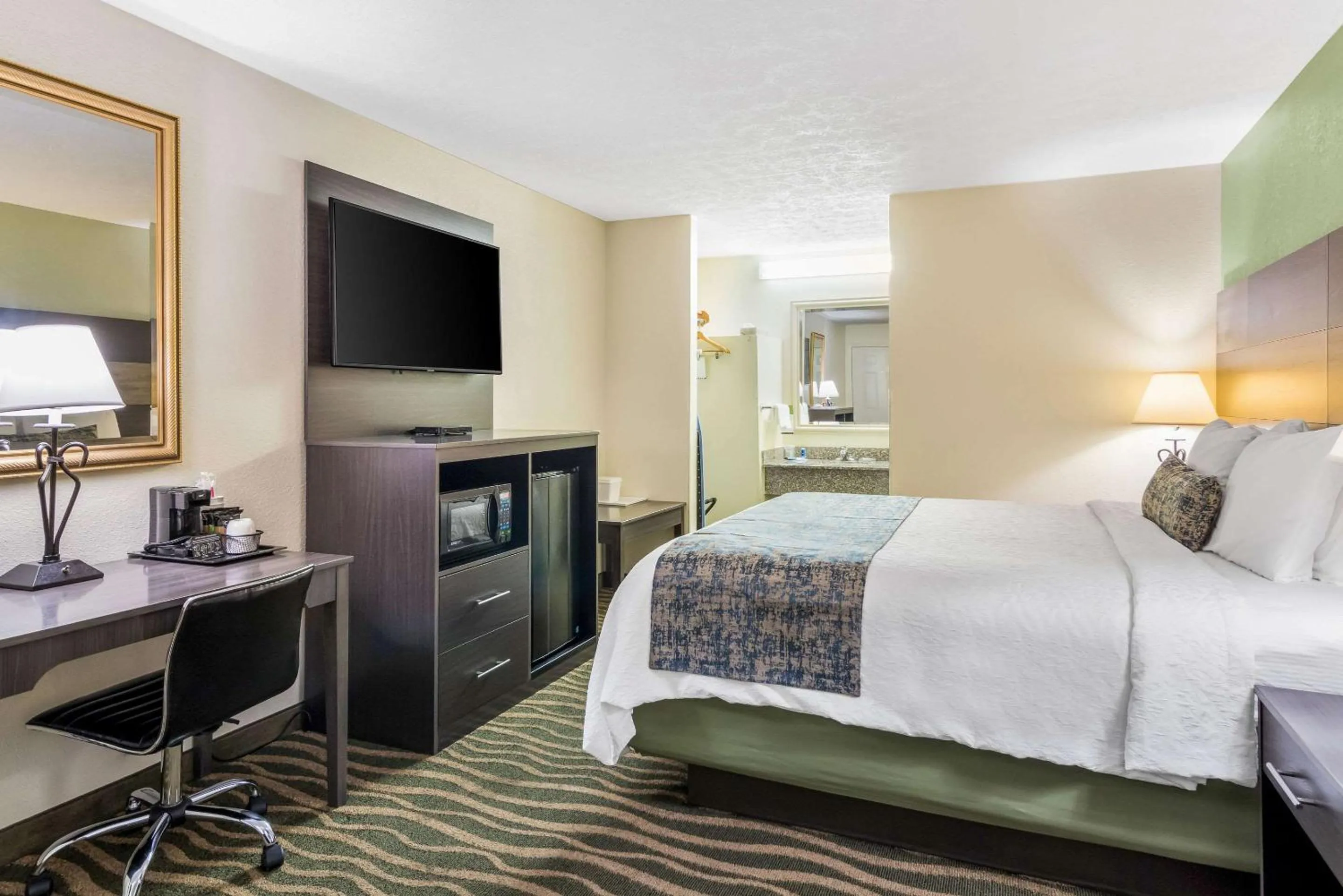 Photo of the whole room, Bed in Rodeway Inn Cadiz