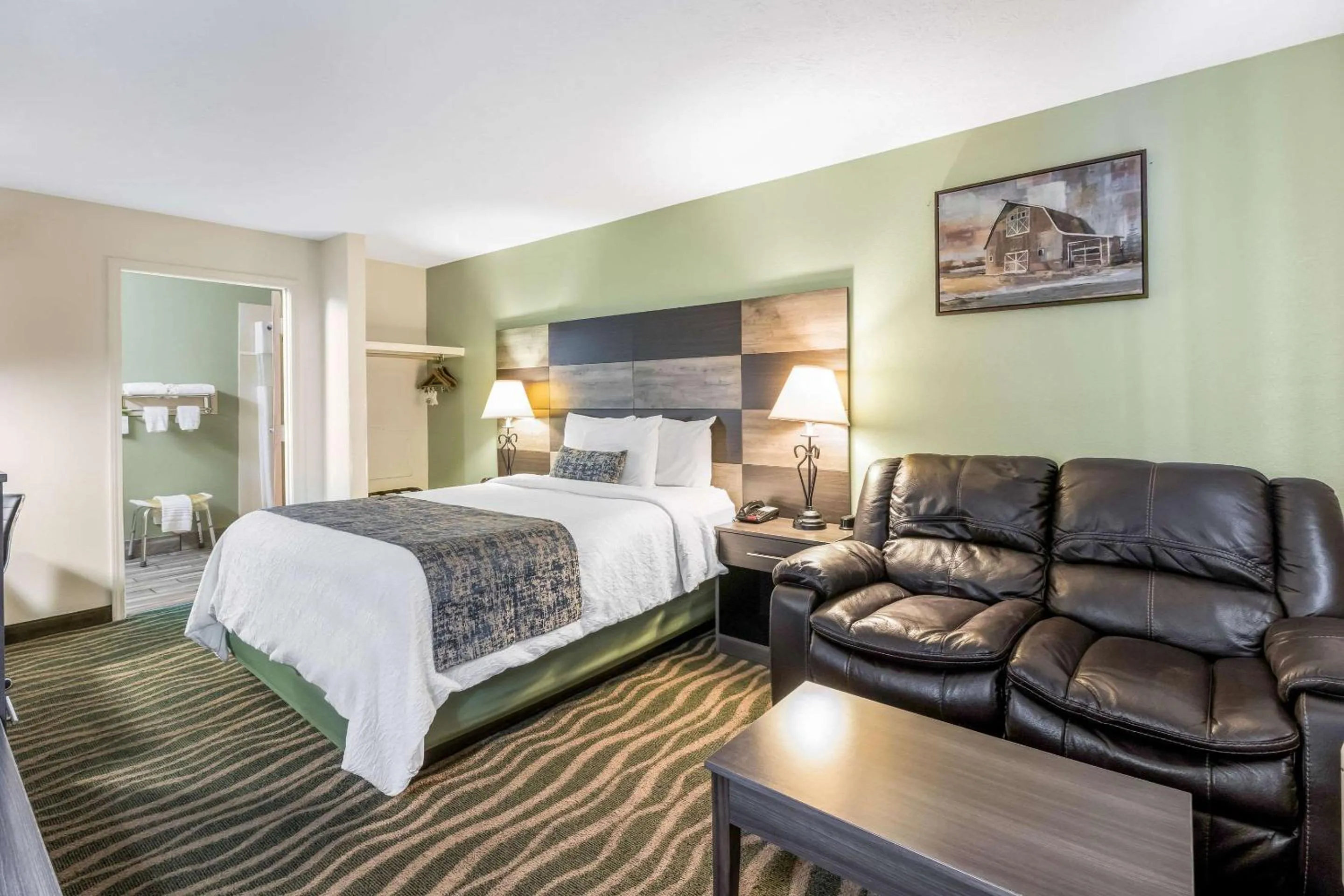 Photo of the whole room, Bed in Rodeway Inn Cadiz