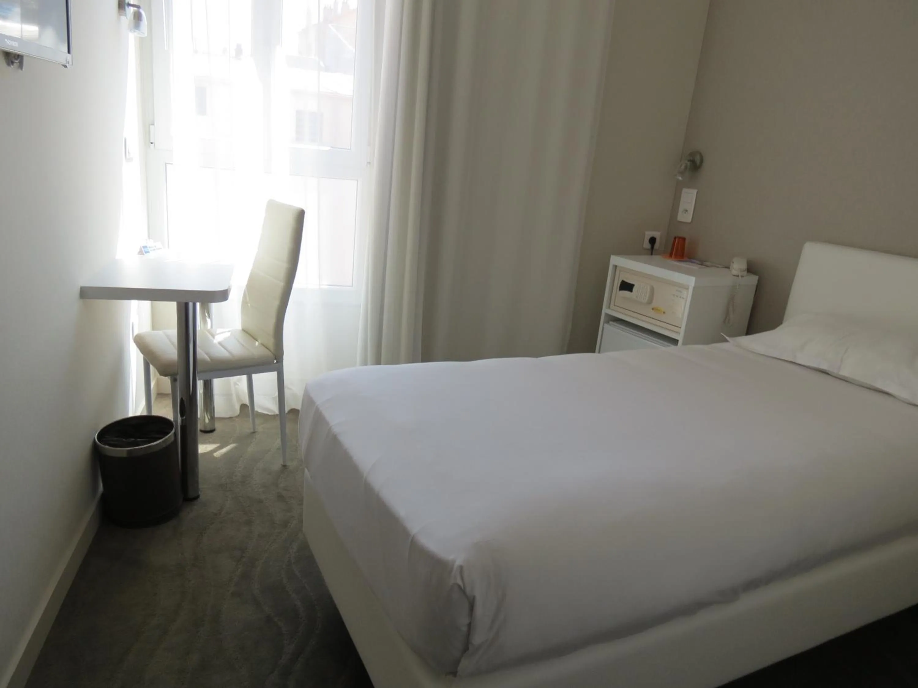 Photo of the whole room, Bed in Hôtel Ligure
