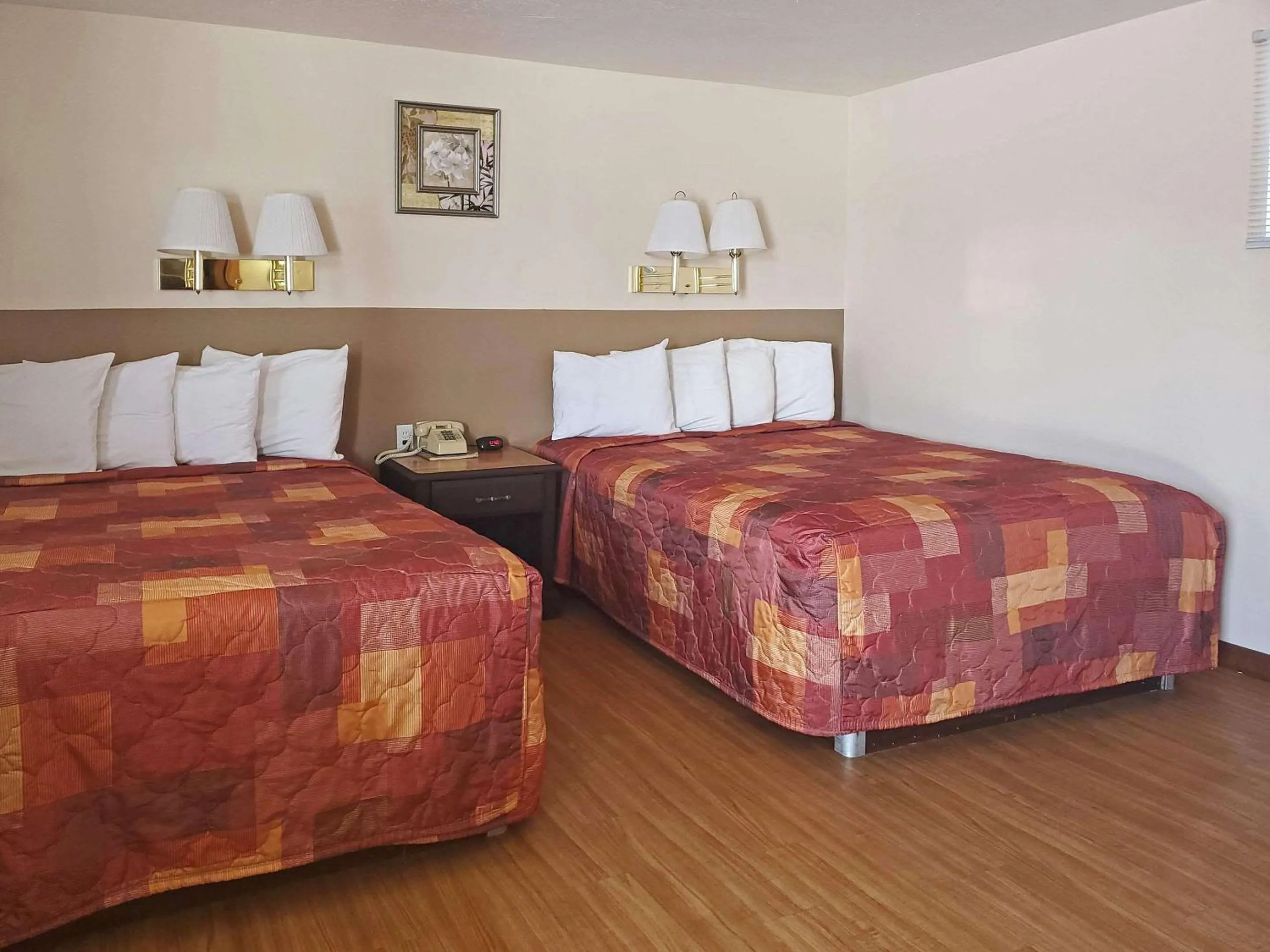 Bedroom, Bed in Rodeway Inn Buffalo