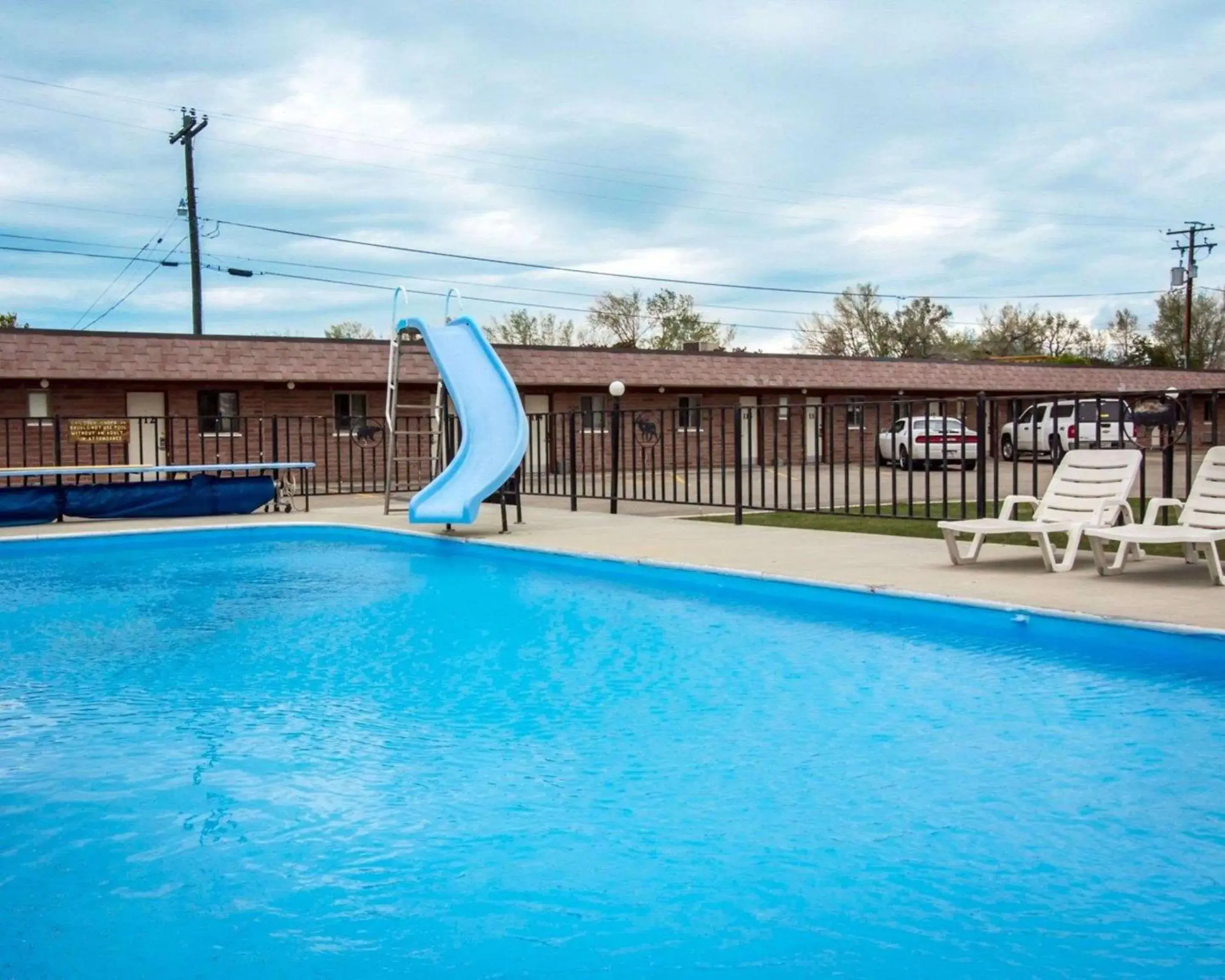 Swimming pool in Rodeway Inn Swimming pool in Rodeway Inn
