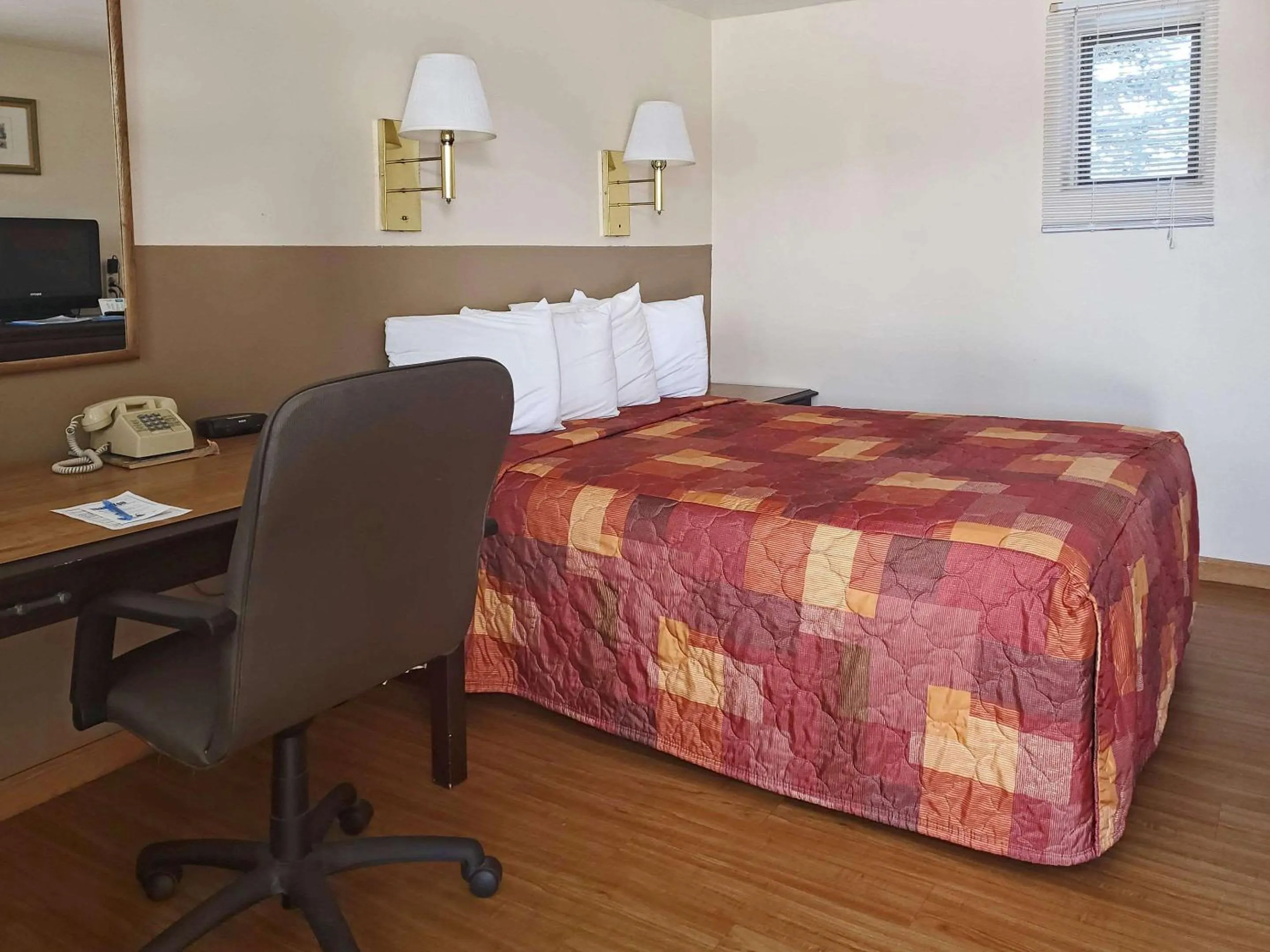 Bedroom, Bed in Rodeway Inn Buffalo