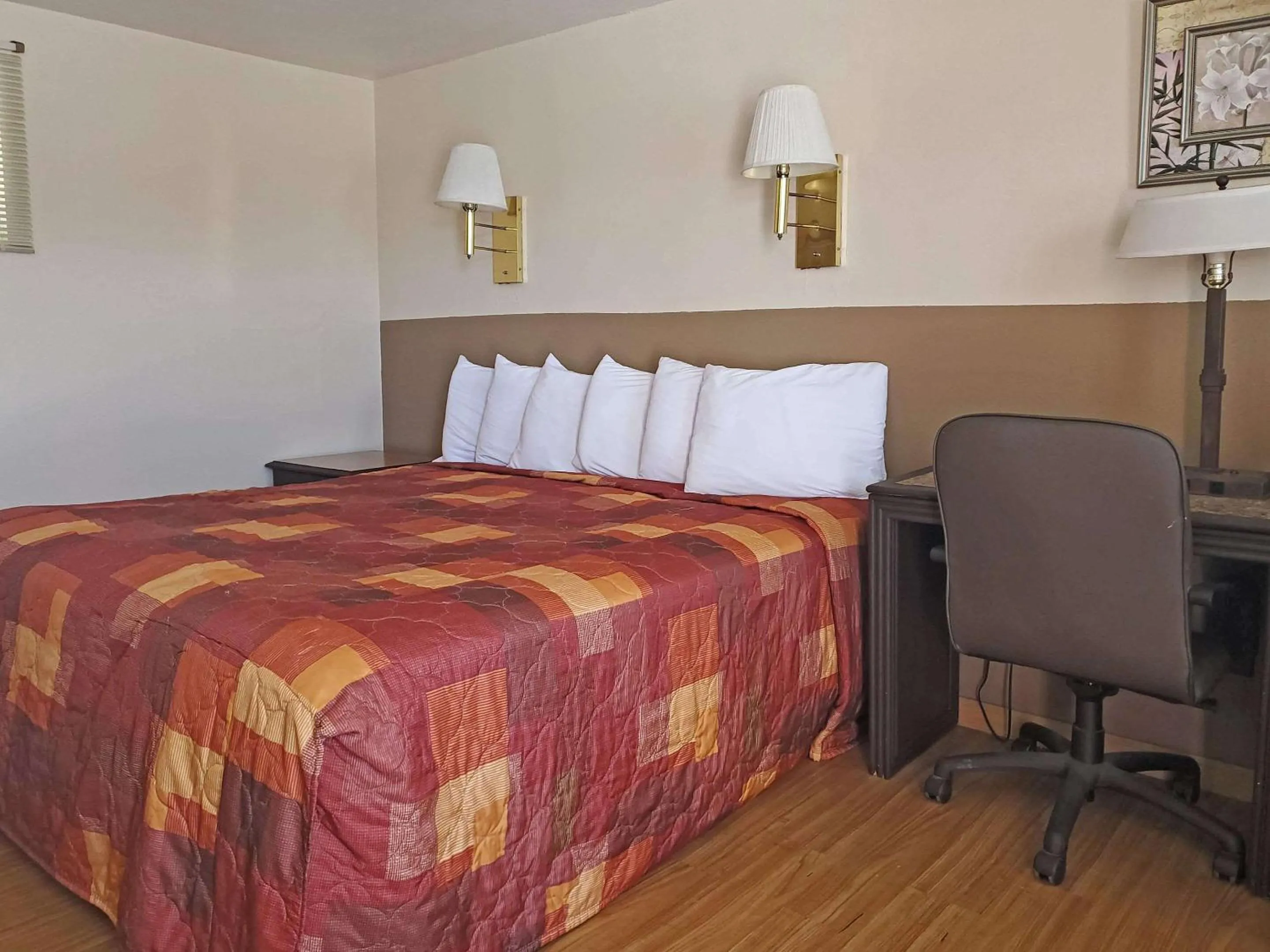 Bedroom, Bed in Rodeway Inn Buffalo