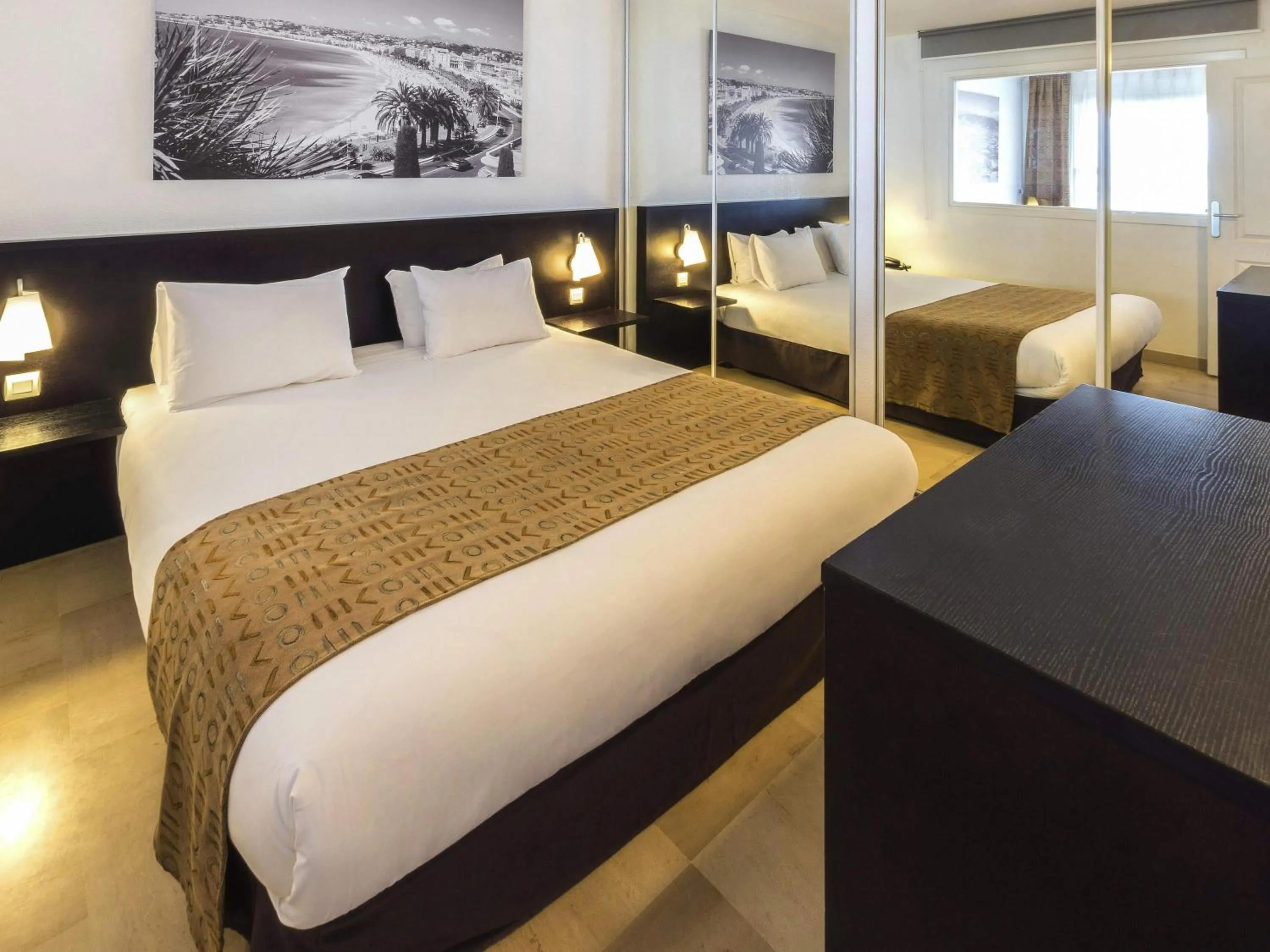 Bedroom, Bed in Aparthotel Adagio Nice Promenade des Anglais