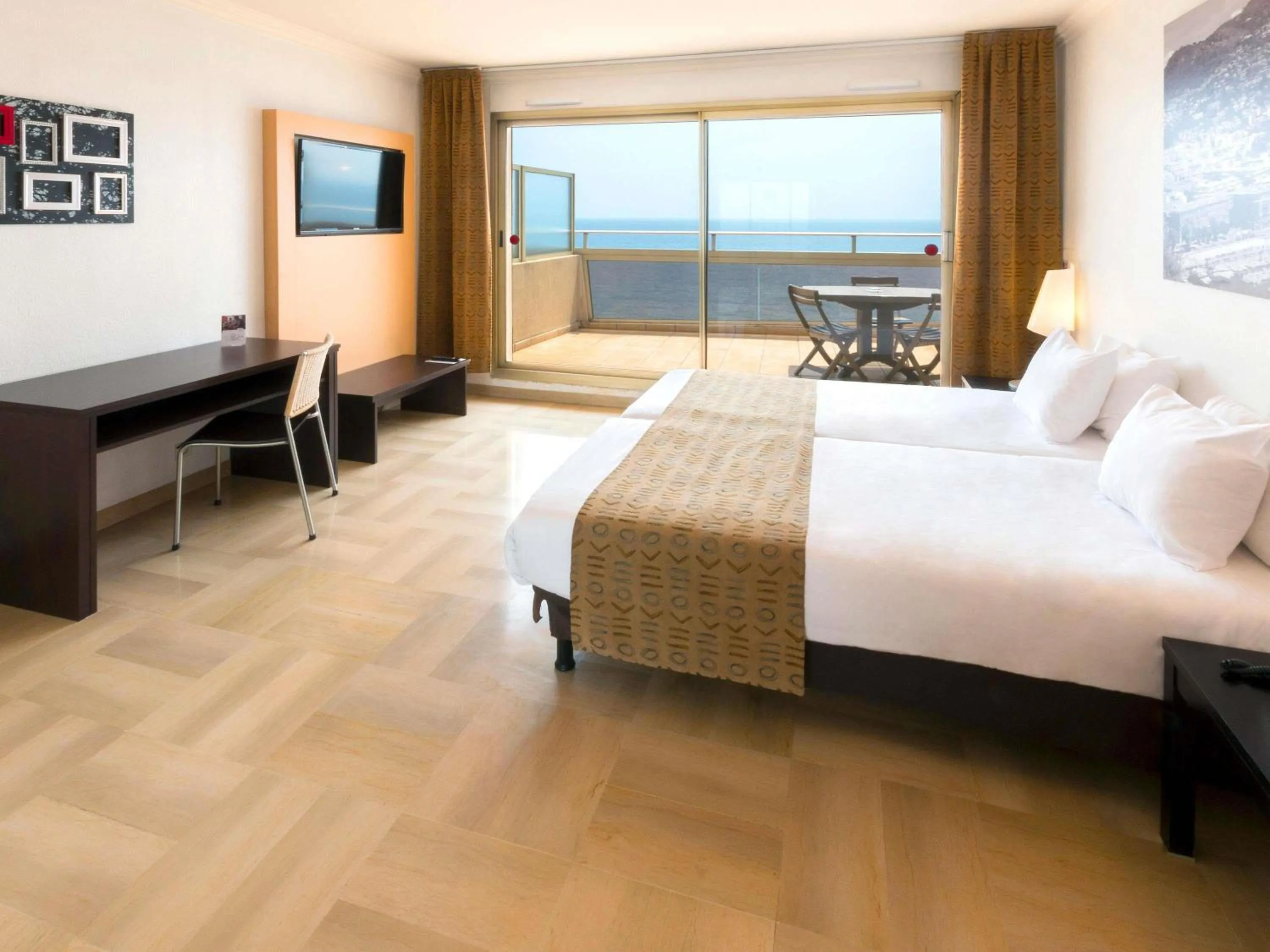 Bedroom, Bed in Aparthotel Adagio Nice Promenade des Anglais