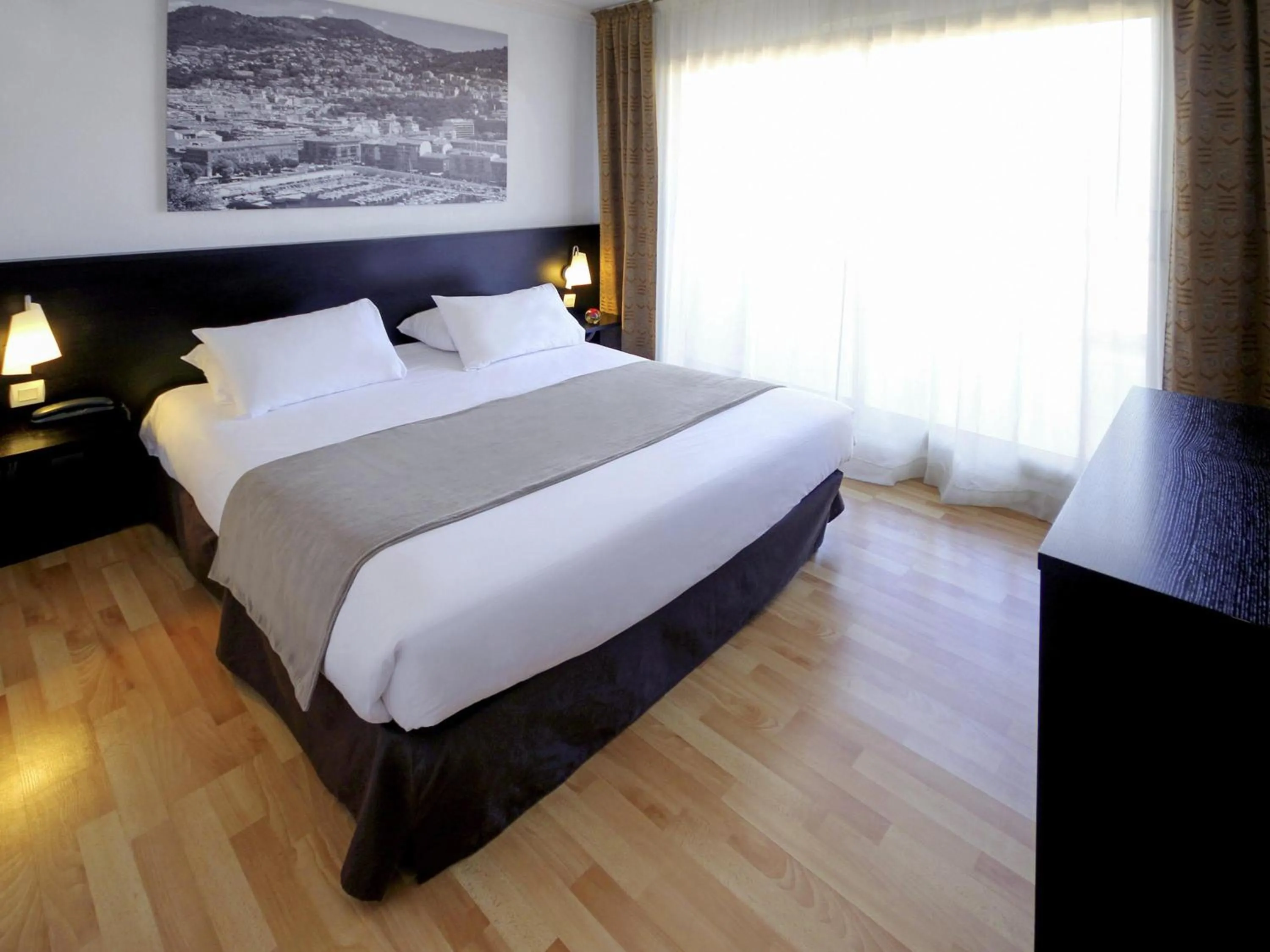 Bedroom, Bed in Aparthotel Adagio Nice Promenade des Anglais