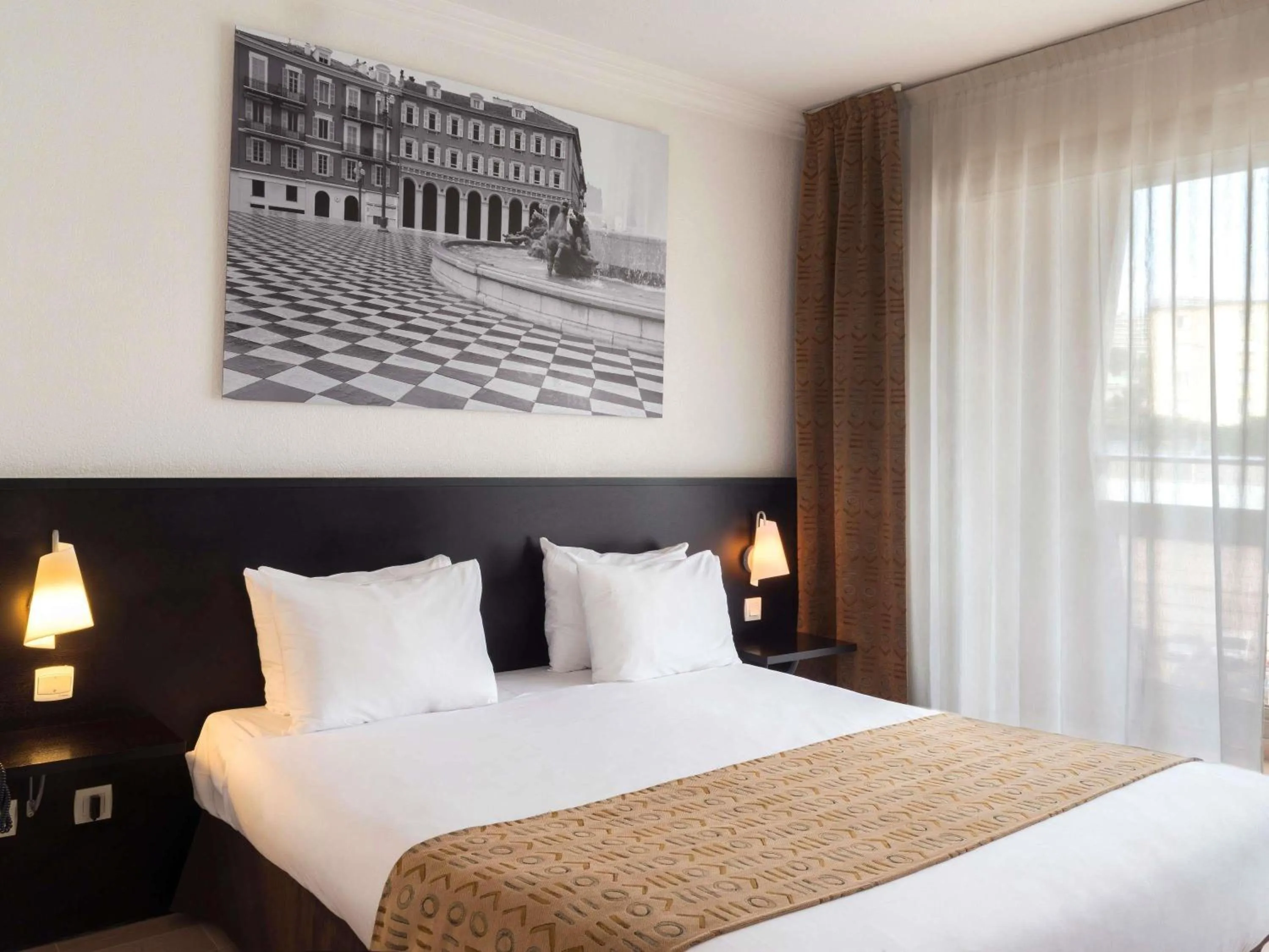 Bedroom, Bed in Aparthotel Adagio Nice Promenade des Anglais