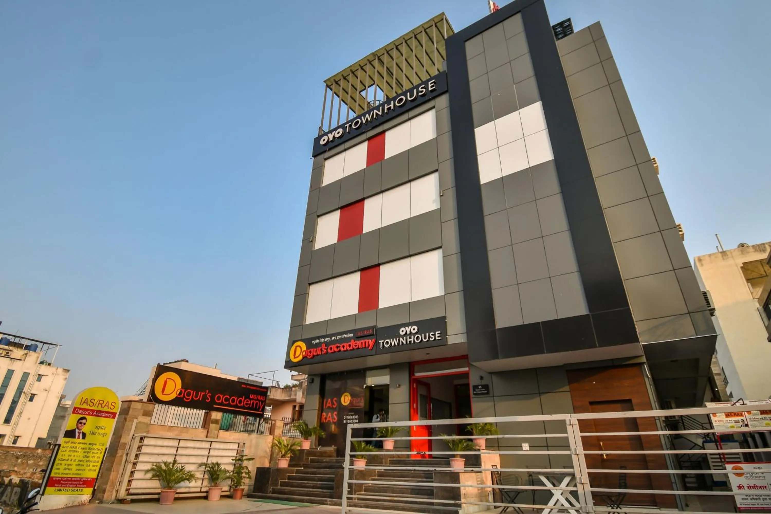 Facade/entrance in OYO Hotel Luxurs