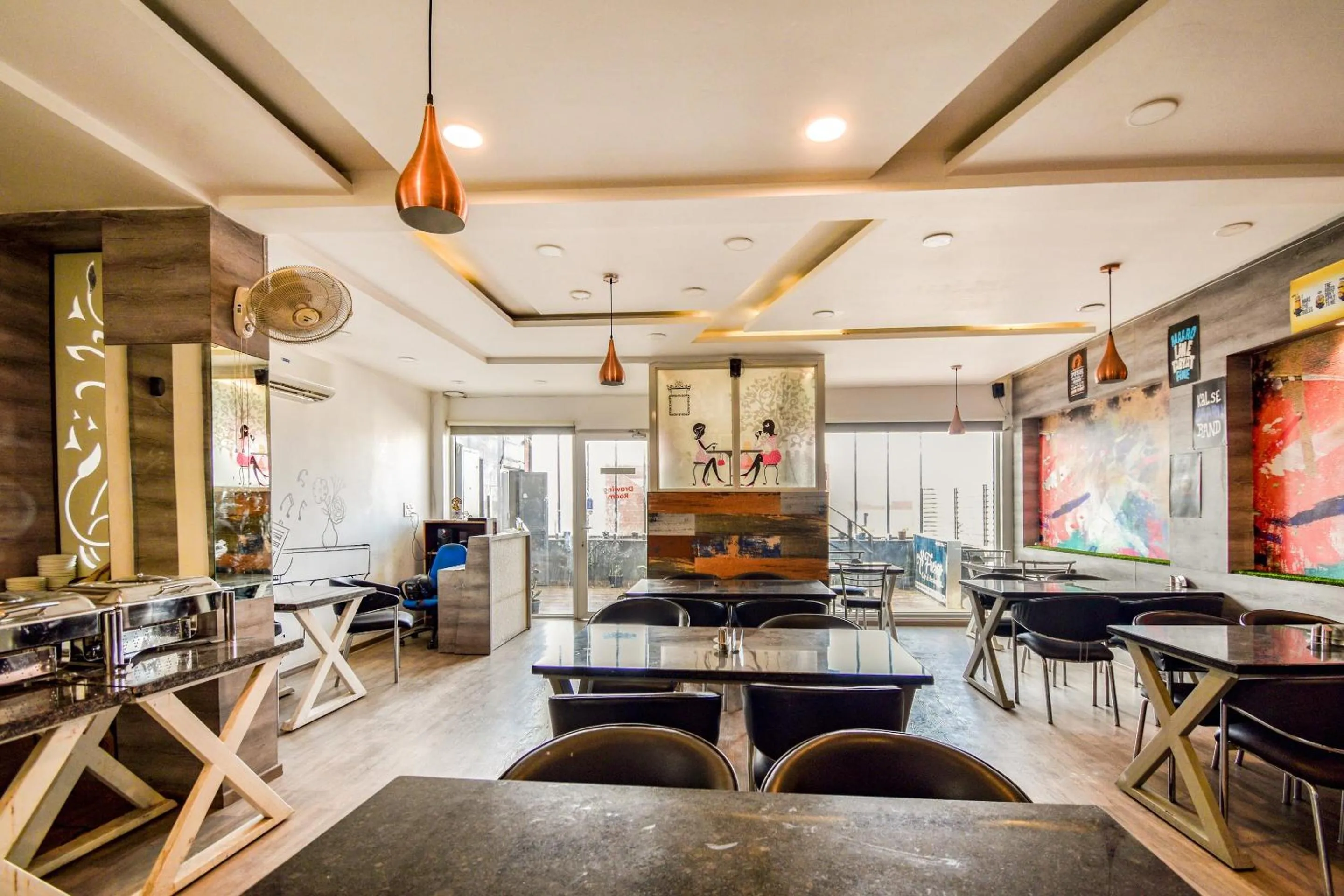 Restaurant/places to eat in OYO Hotel Luxurs