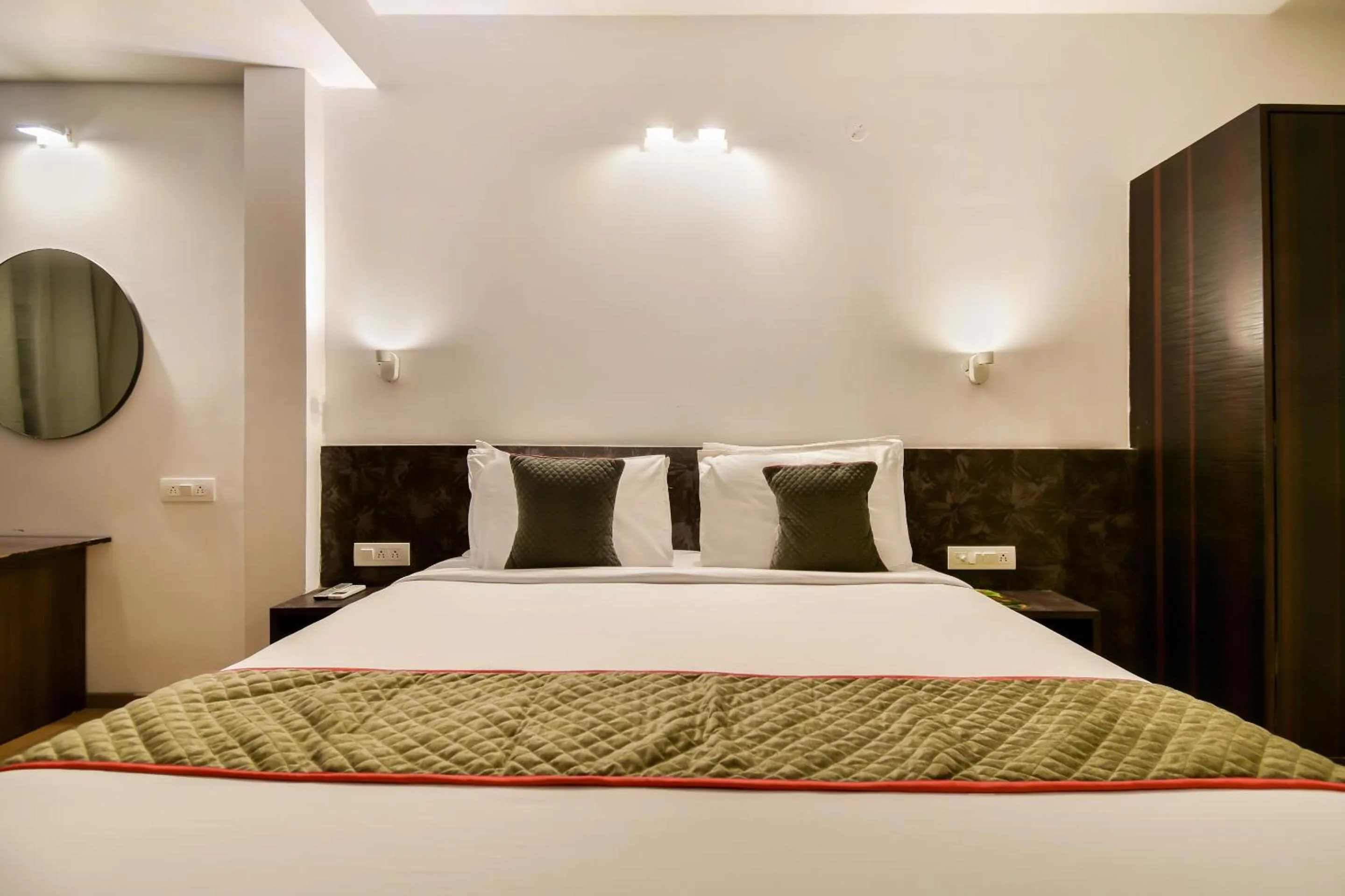 Bedroom in OYO Hotel Luxurs