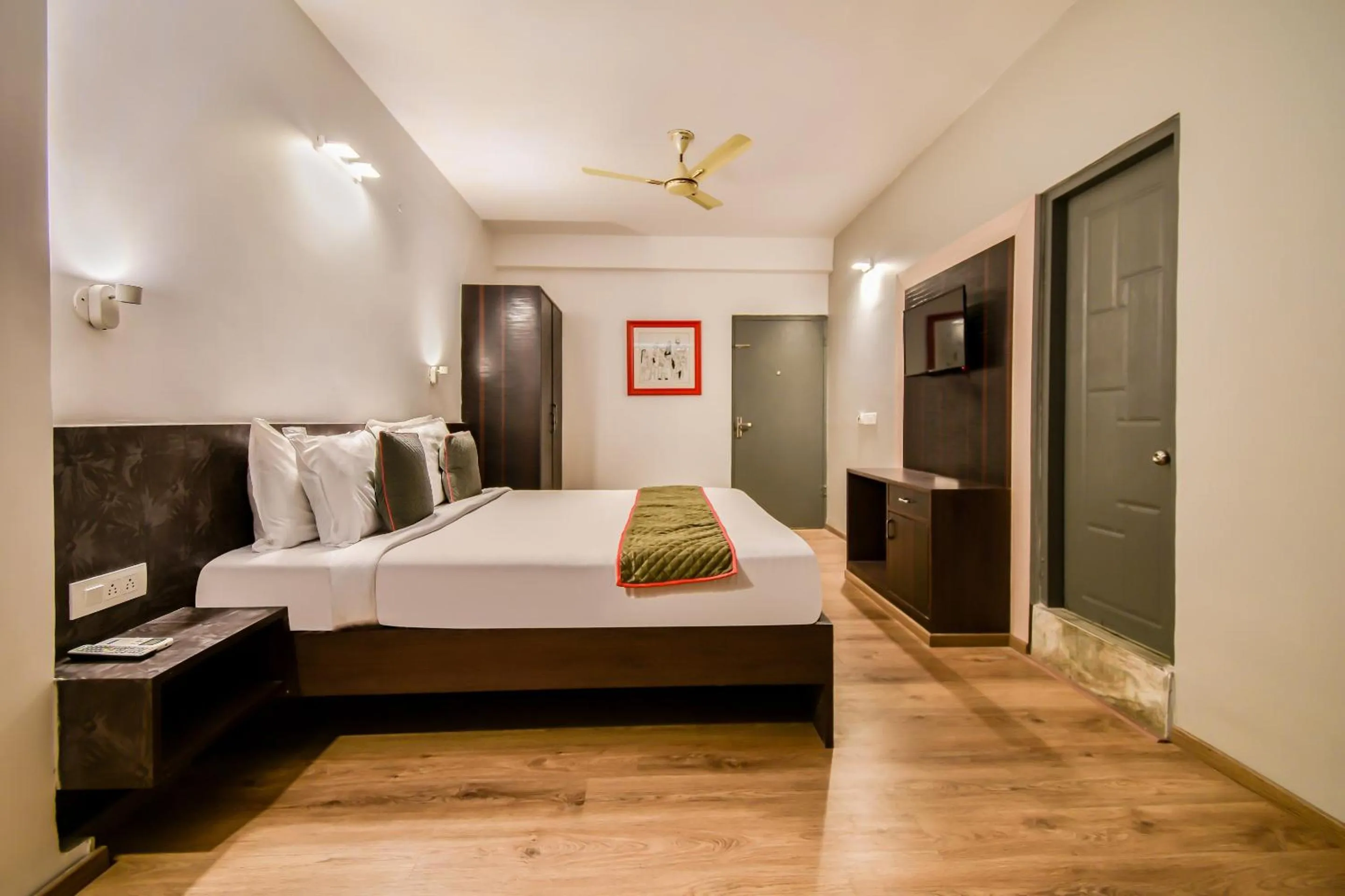 Bedroom in OYO Hotel Luxurs