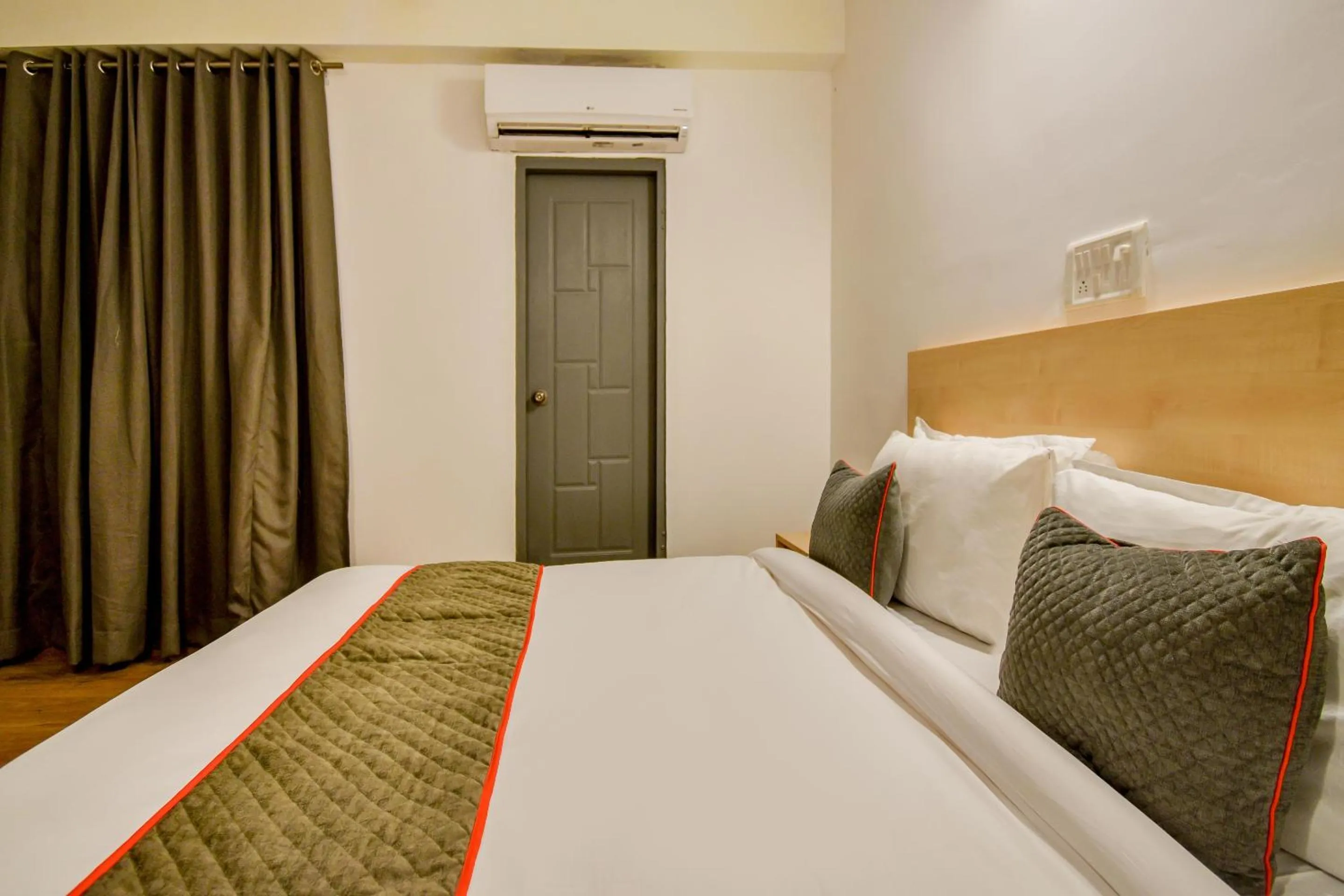 Bedroom in OYO Hotel Luxurs