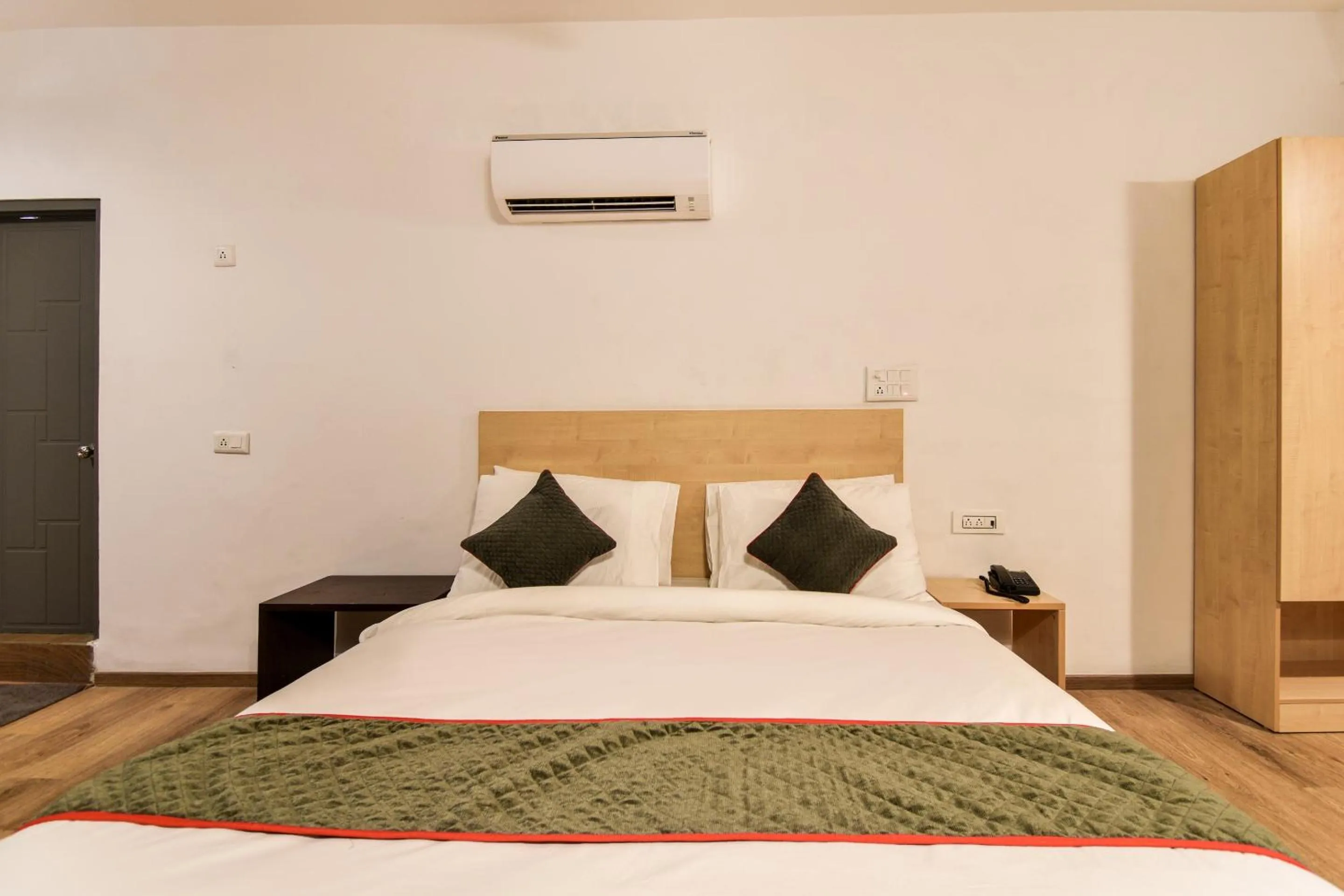 Bedroom in OYO Hotel Luxurs