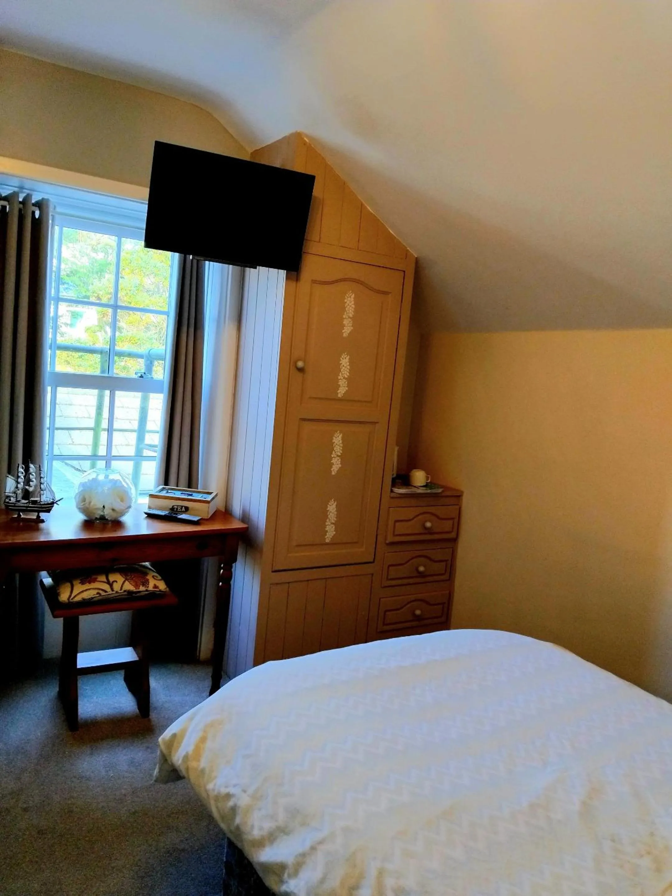 Bedroom, Bed in The Countryman Hotel