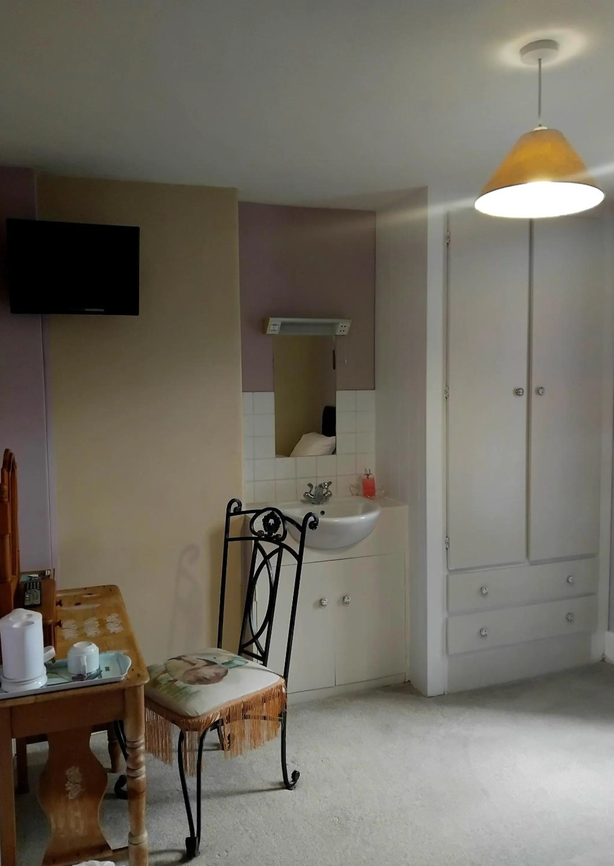 Bedroom in The Countryman Hotel