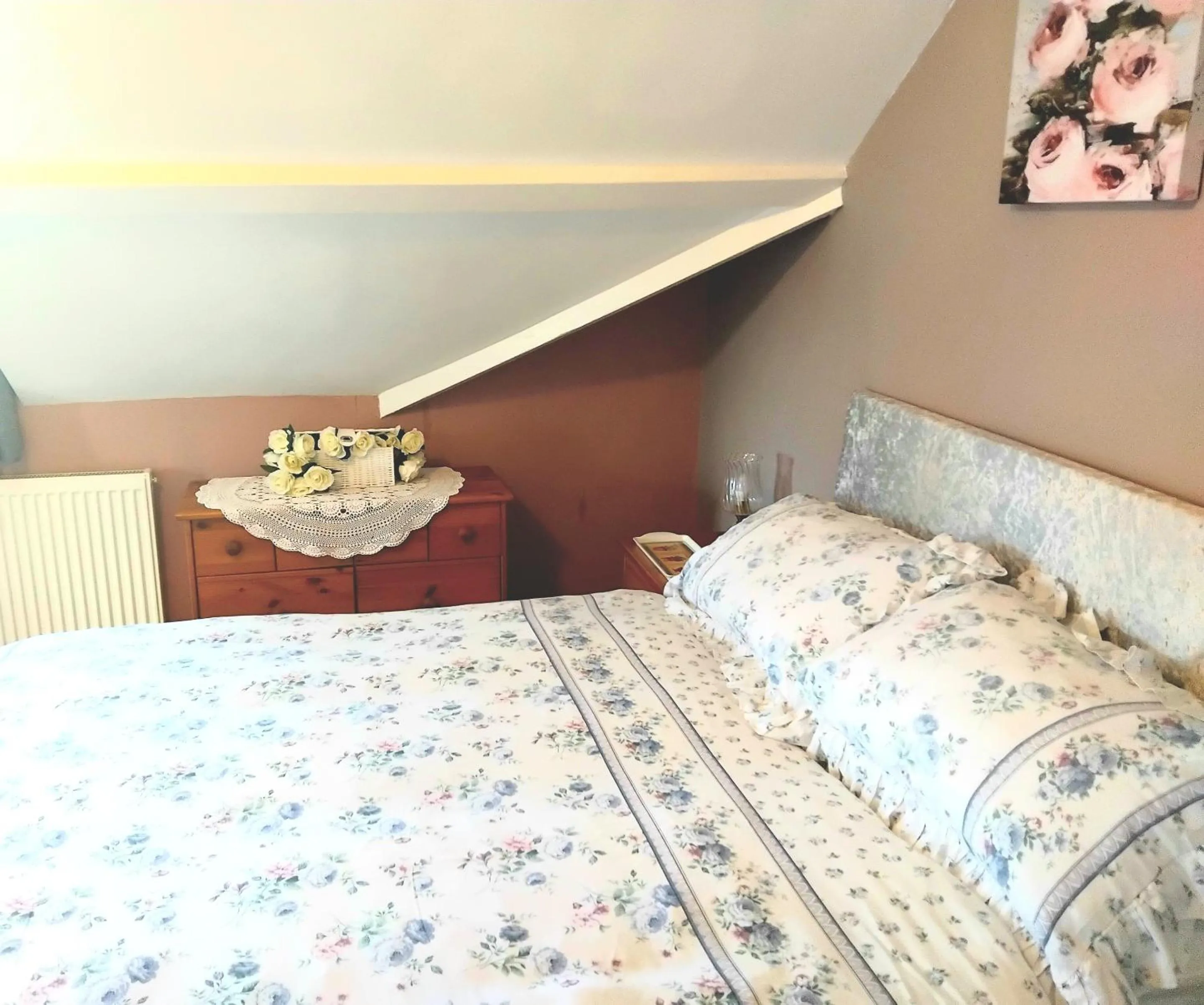 Bedroom, Bed in The Countryman Hotel