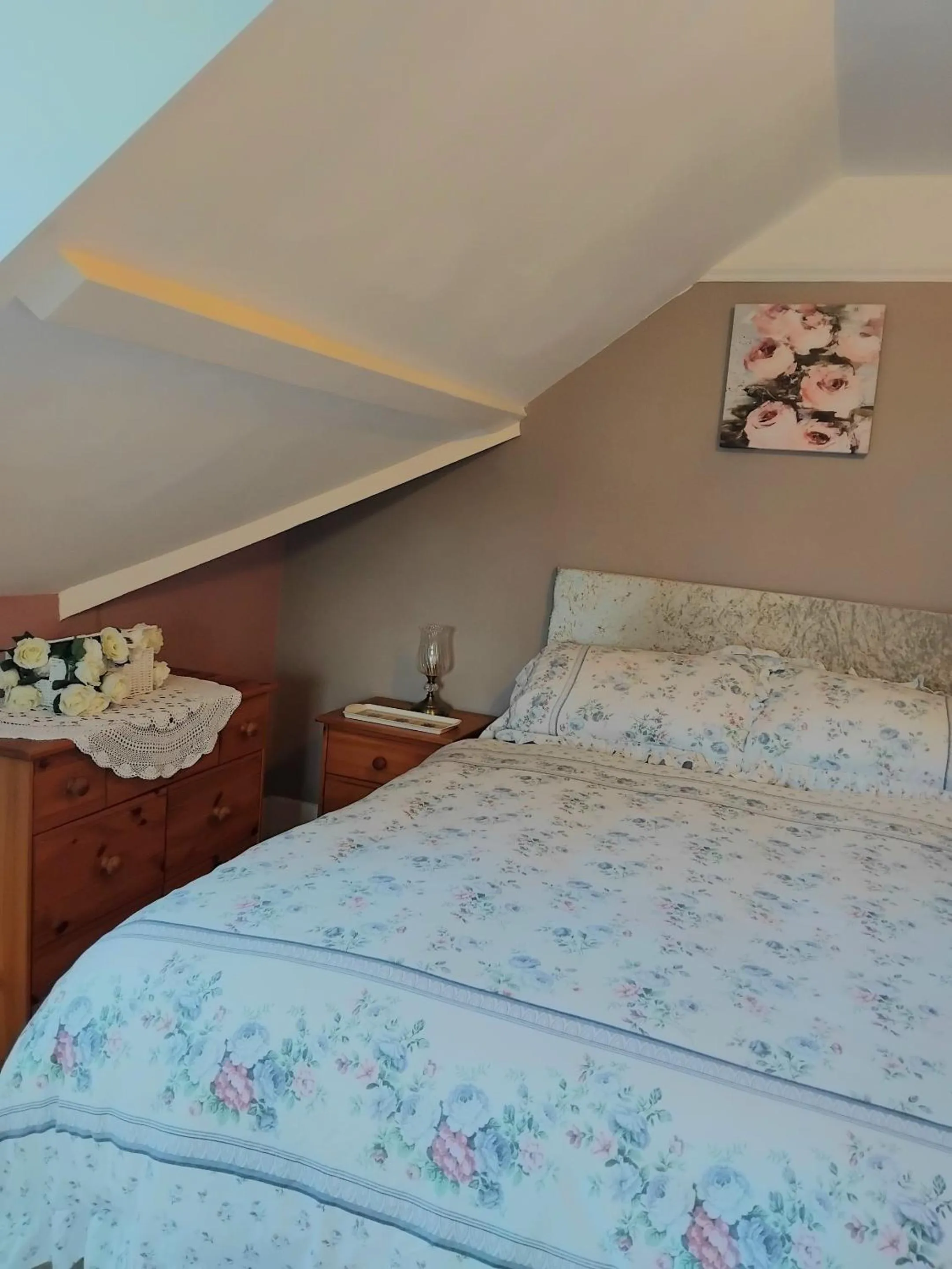 Bedroom, Bed in The Countryman Hotel