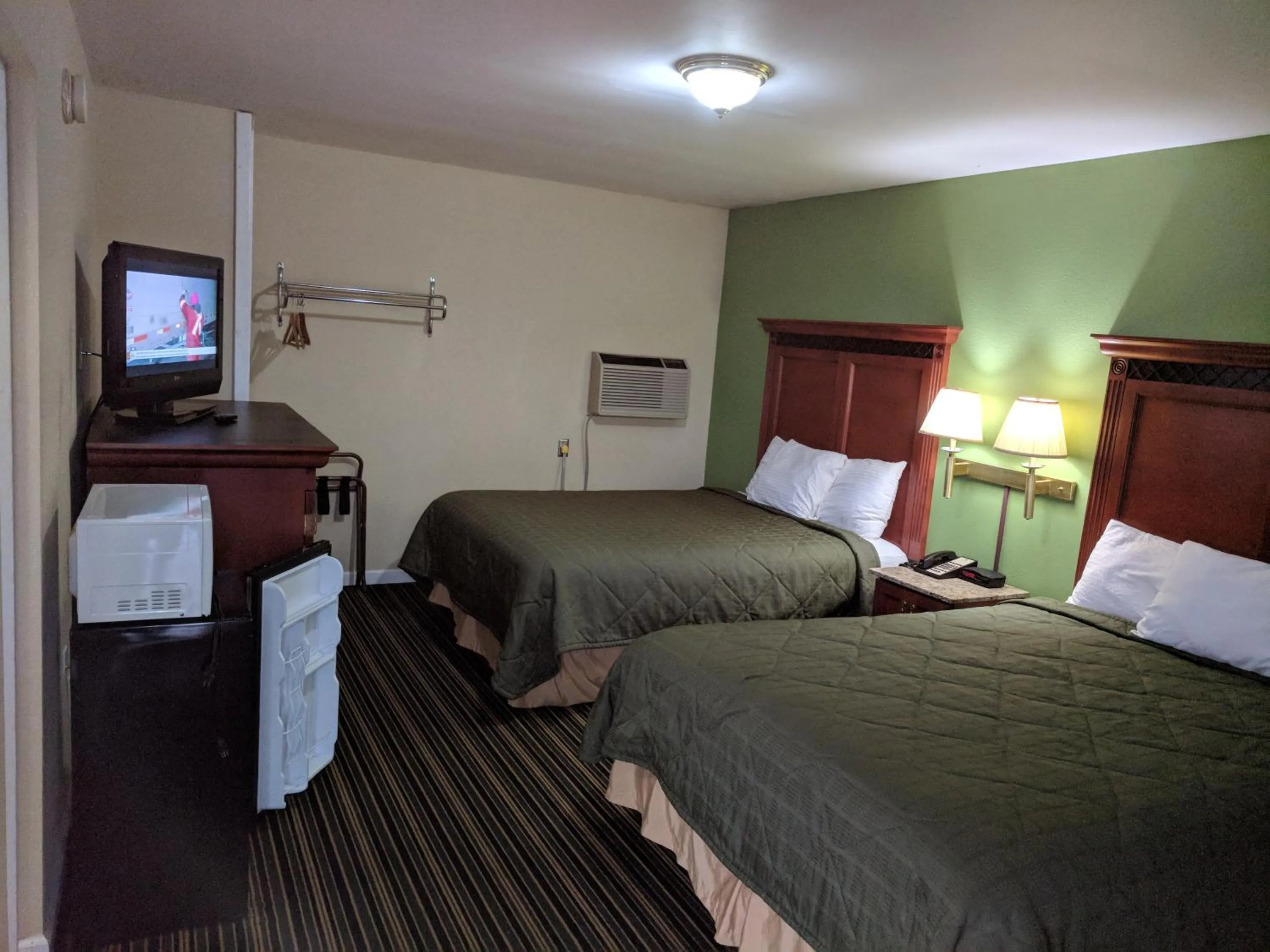 Photo of the whole room, Bed in Benton Inn