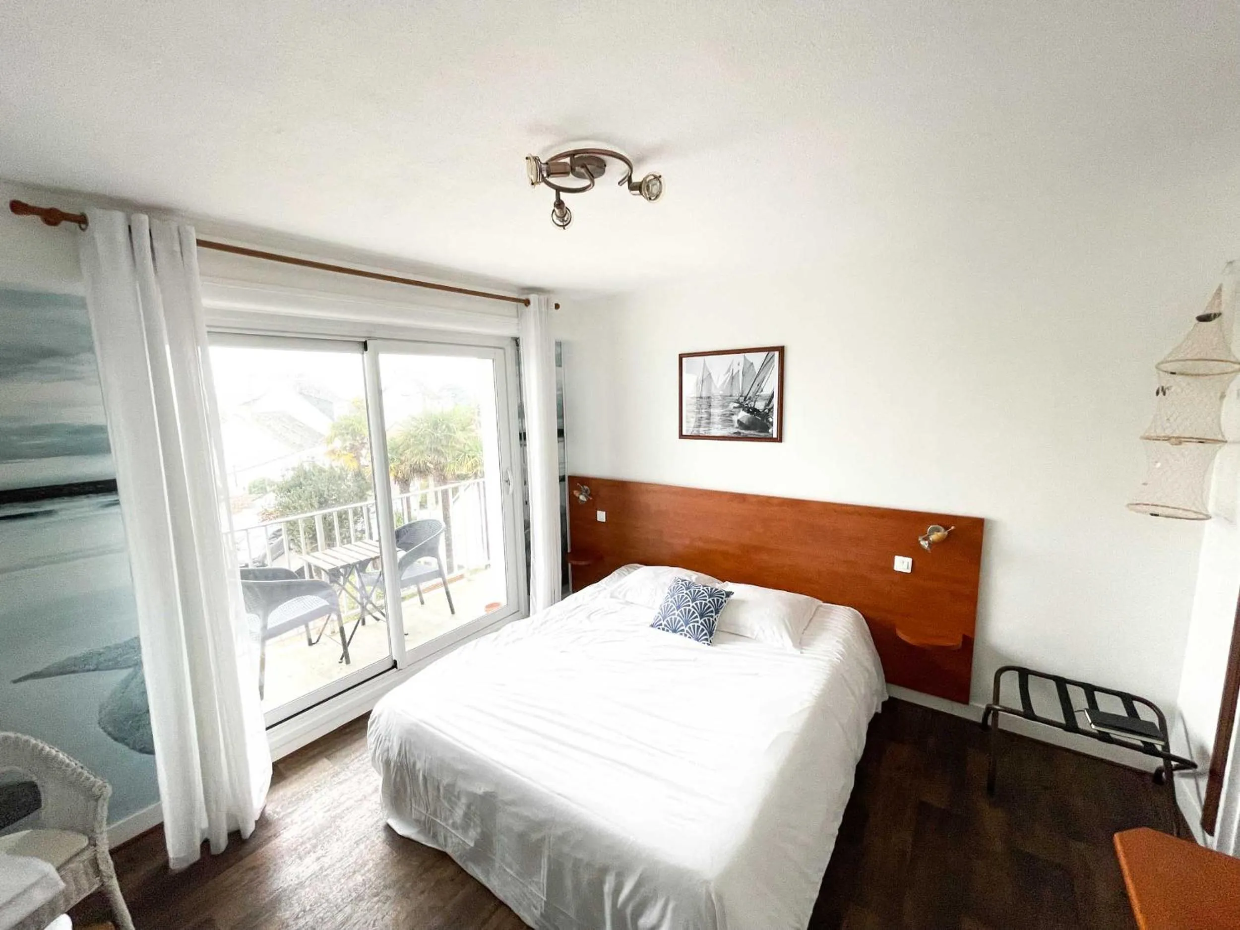 Photo of the whole room, Bed in Hotel les Alignements