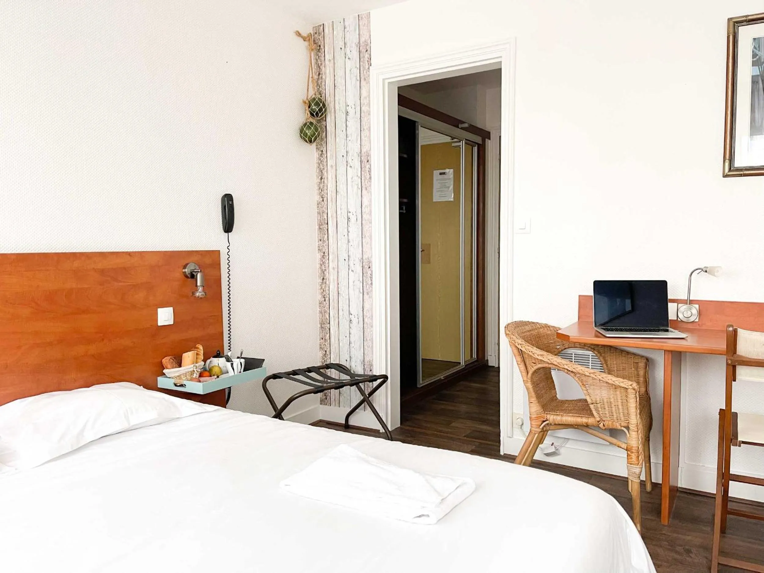 Photo of the whole room, Bed in Hotel les Alignements