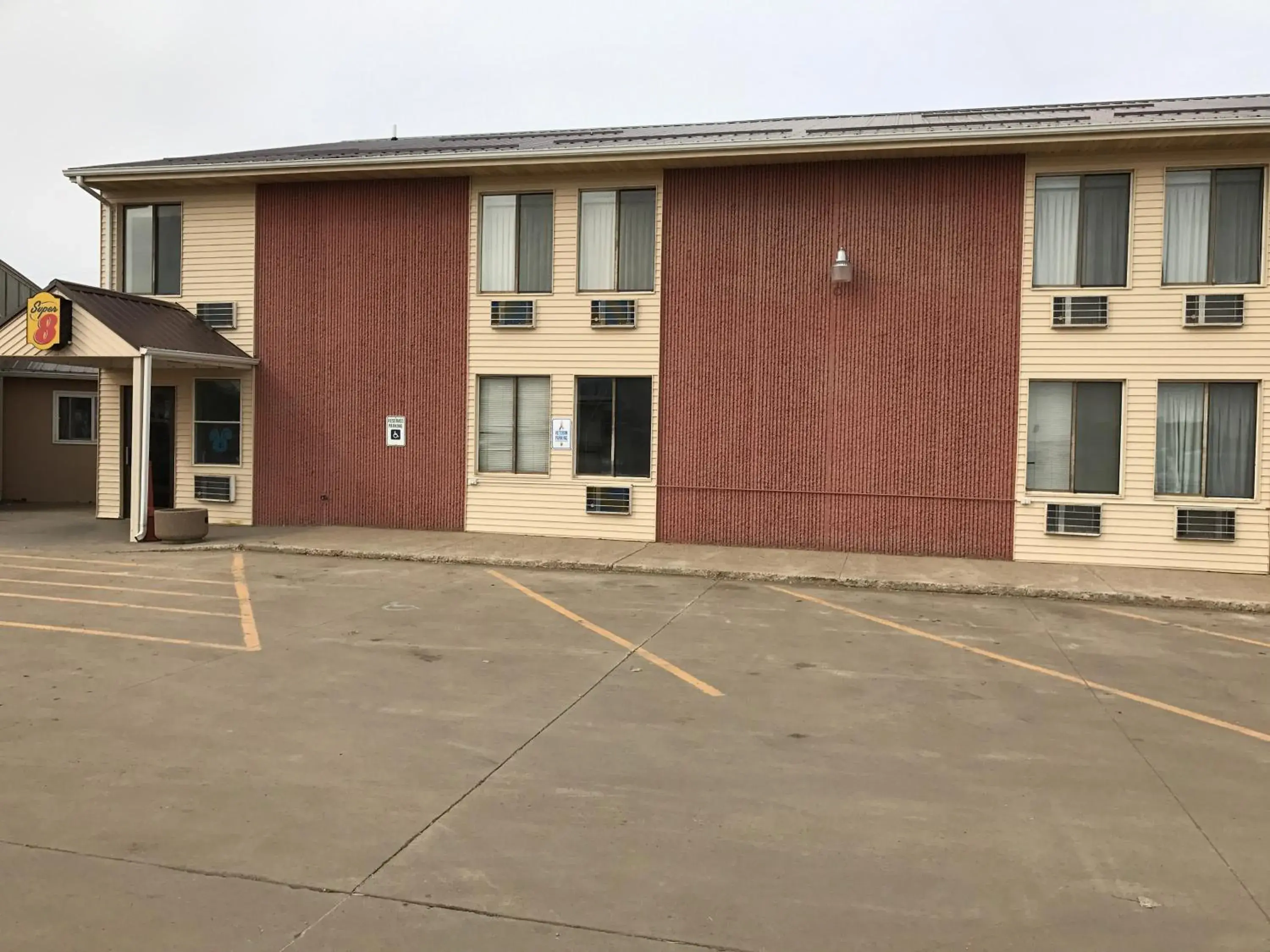 Property building in Super 8 by Wyndham Redfield Property building in Super 8 by Wyndham Redfield