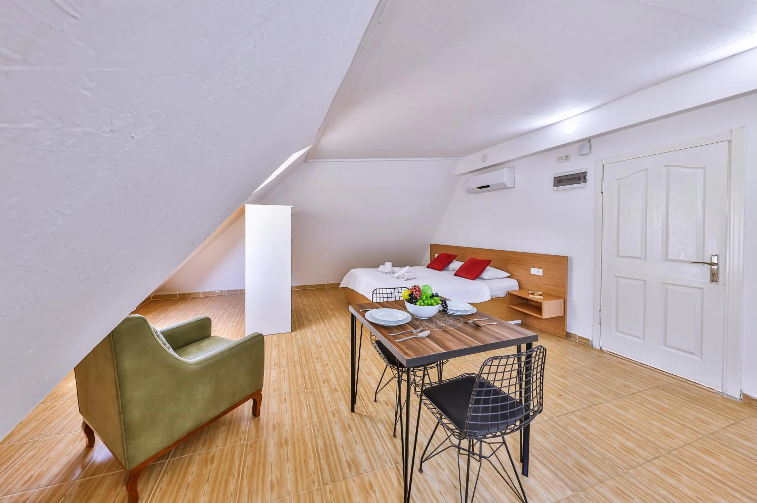 Photo of the whole room, Bed in 3 House Apart