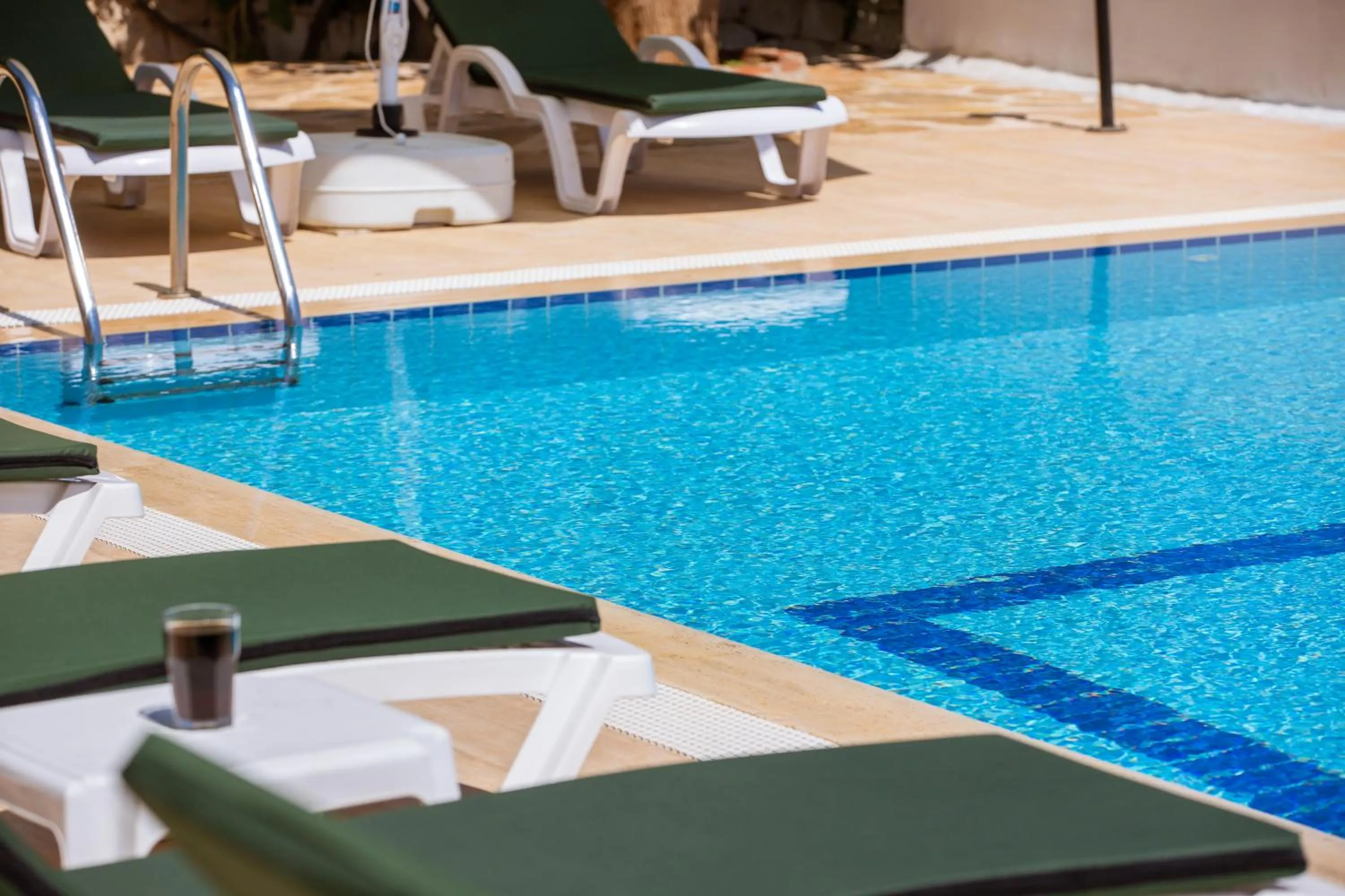 Swimming pool in 3 House Apart