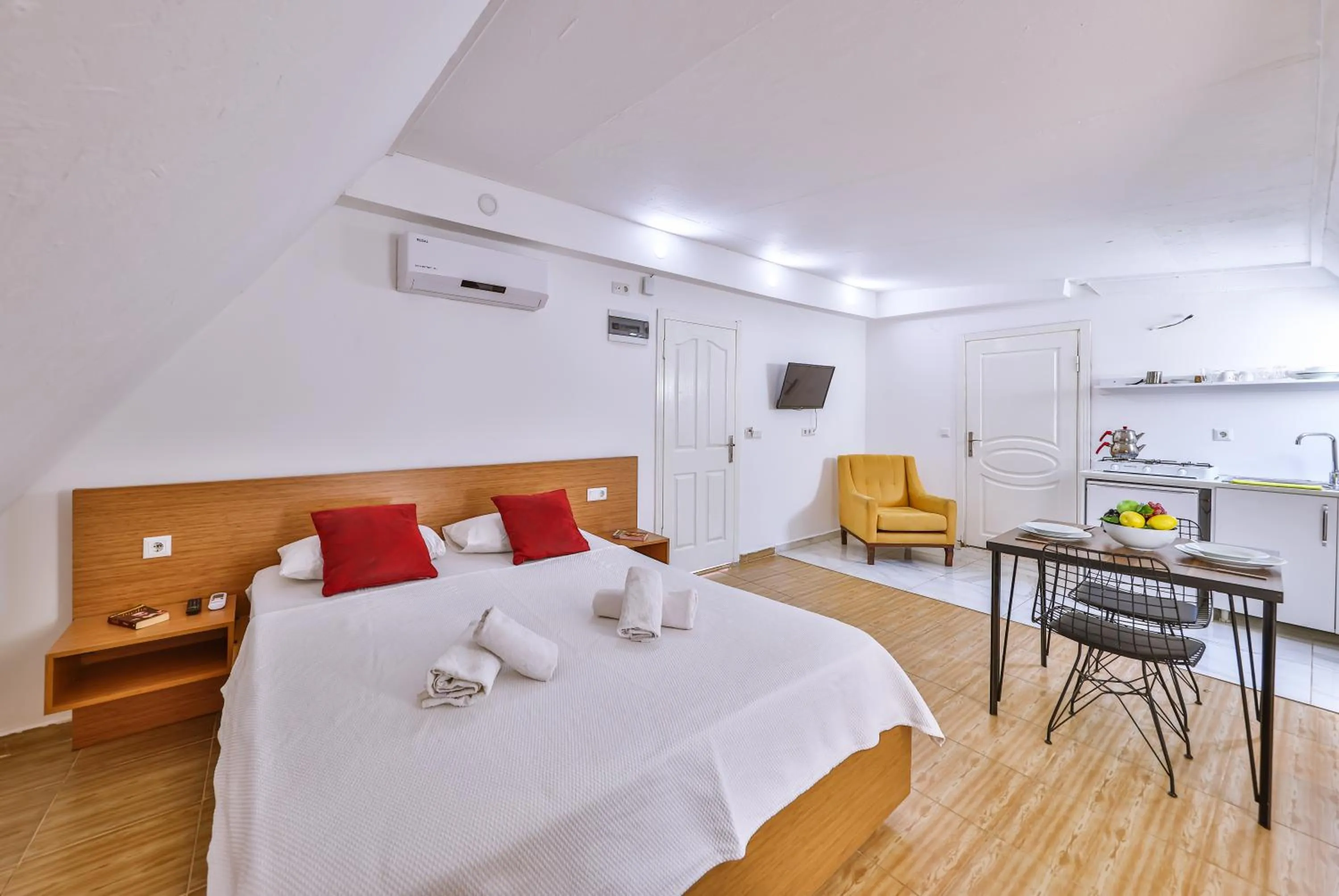 Photo of the whole room, Bed in 3 House Apart