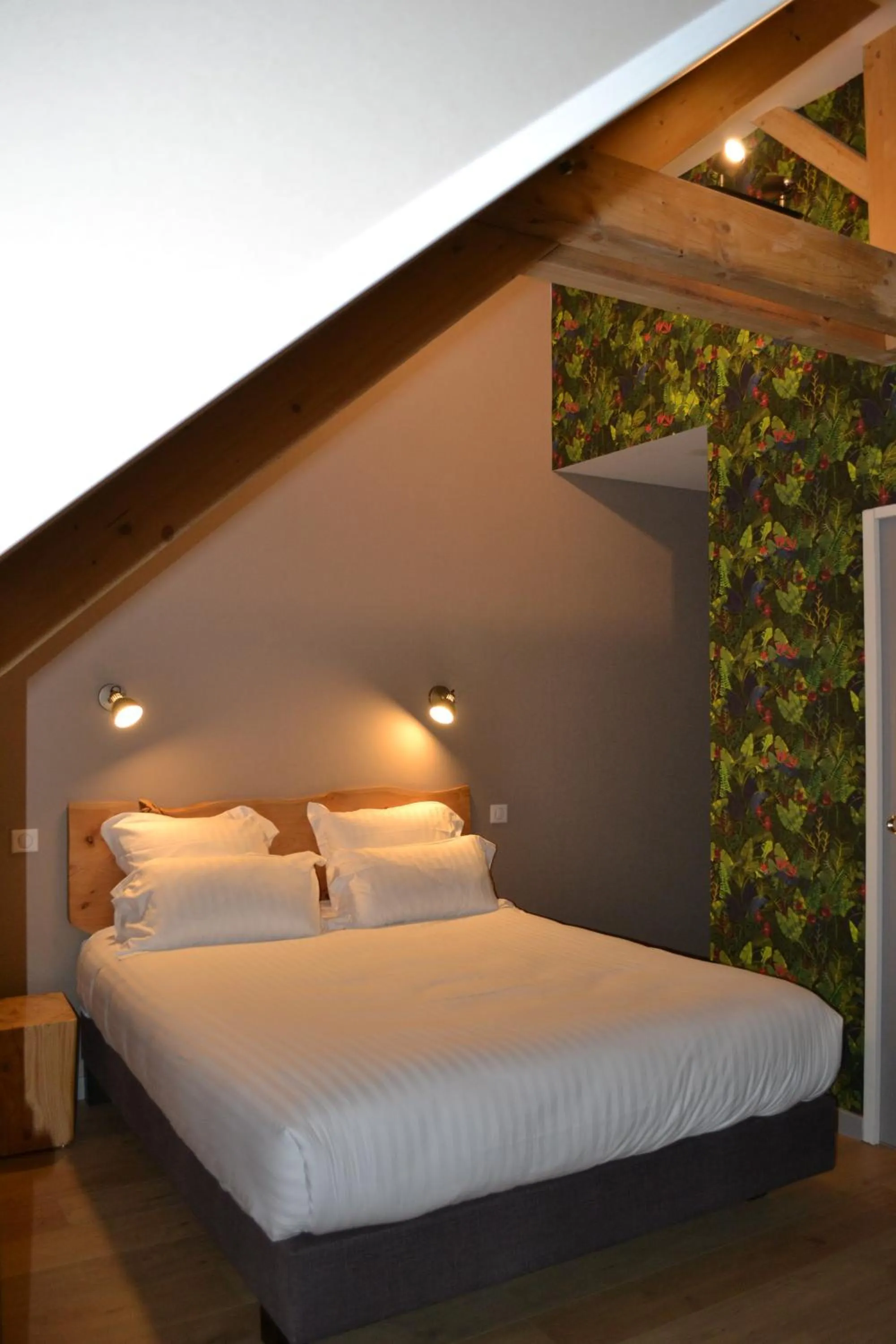Bed in Logis Auberge de Pont Calleck