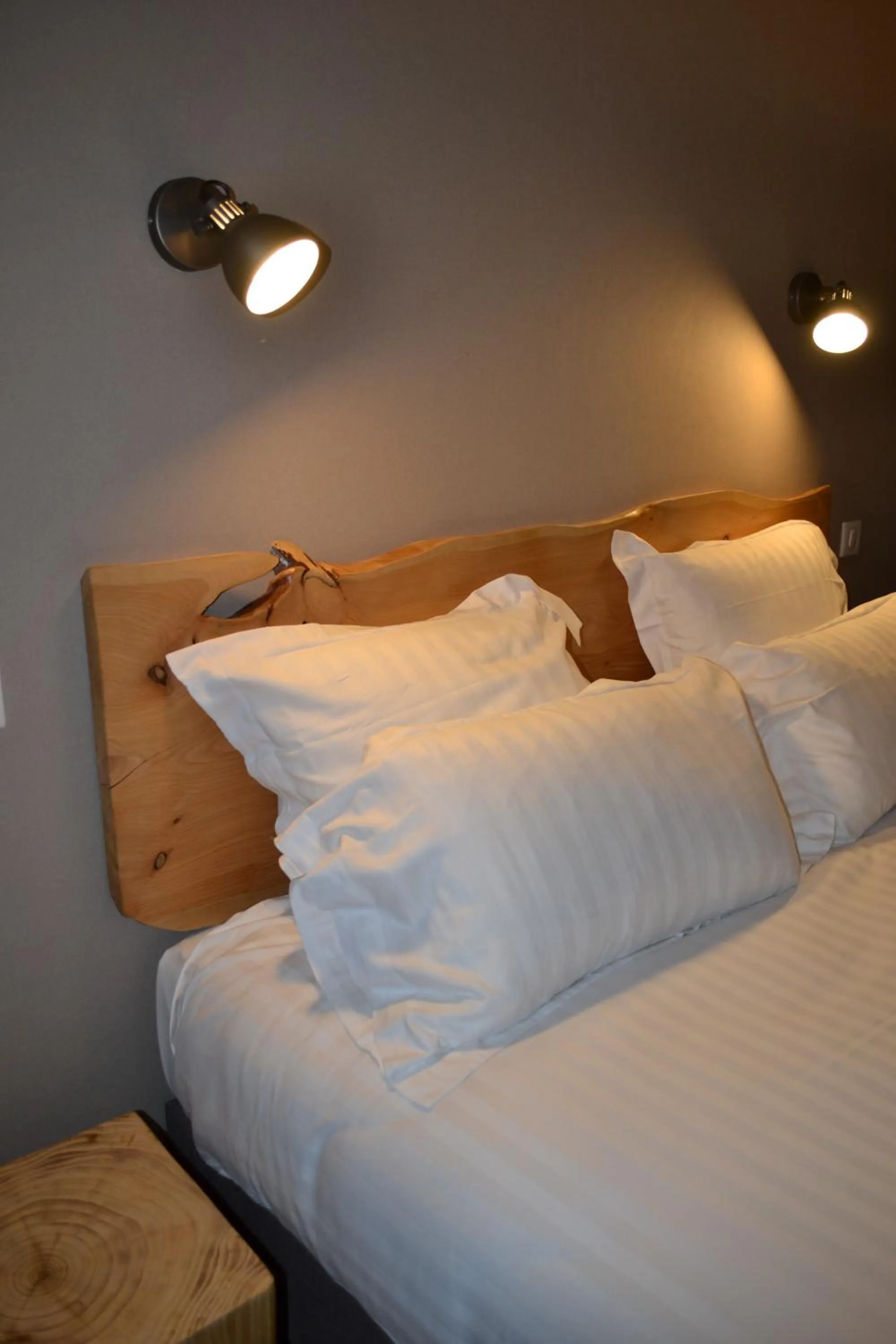 Bed in Logis Auberge de Pont Calleck