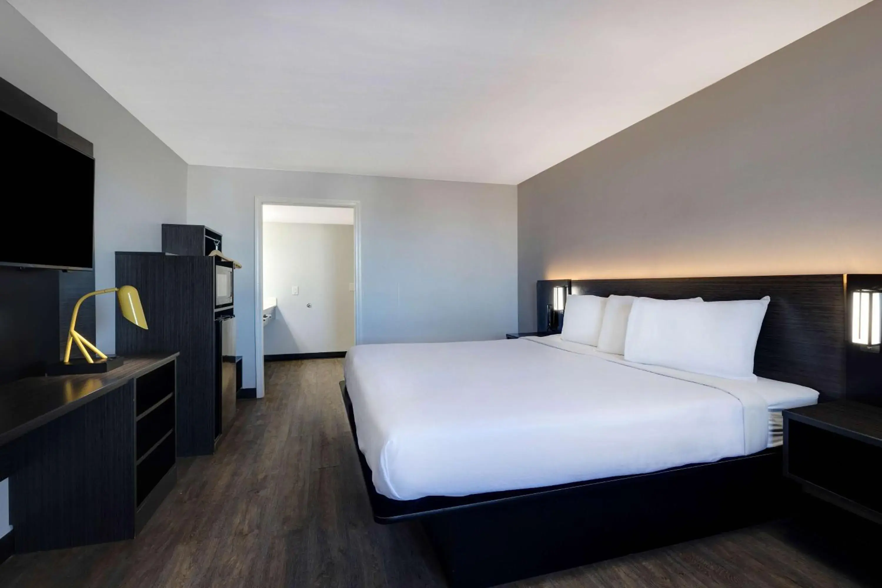 King Room with Roll-in Shower - Disability Access - Non-Smoking in Motel 6 Bonne Terre, MO King Room with Roll-in Shower - Disability Access - Non-Smoking in Motel 6 Bonne Terre, MO