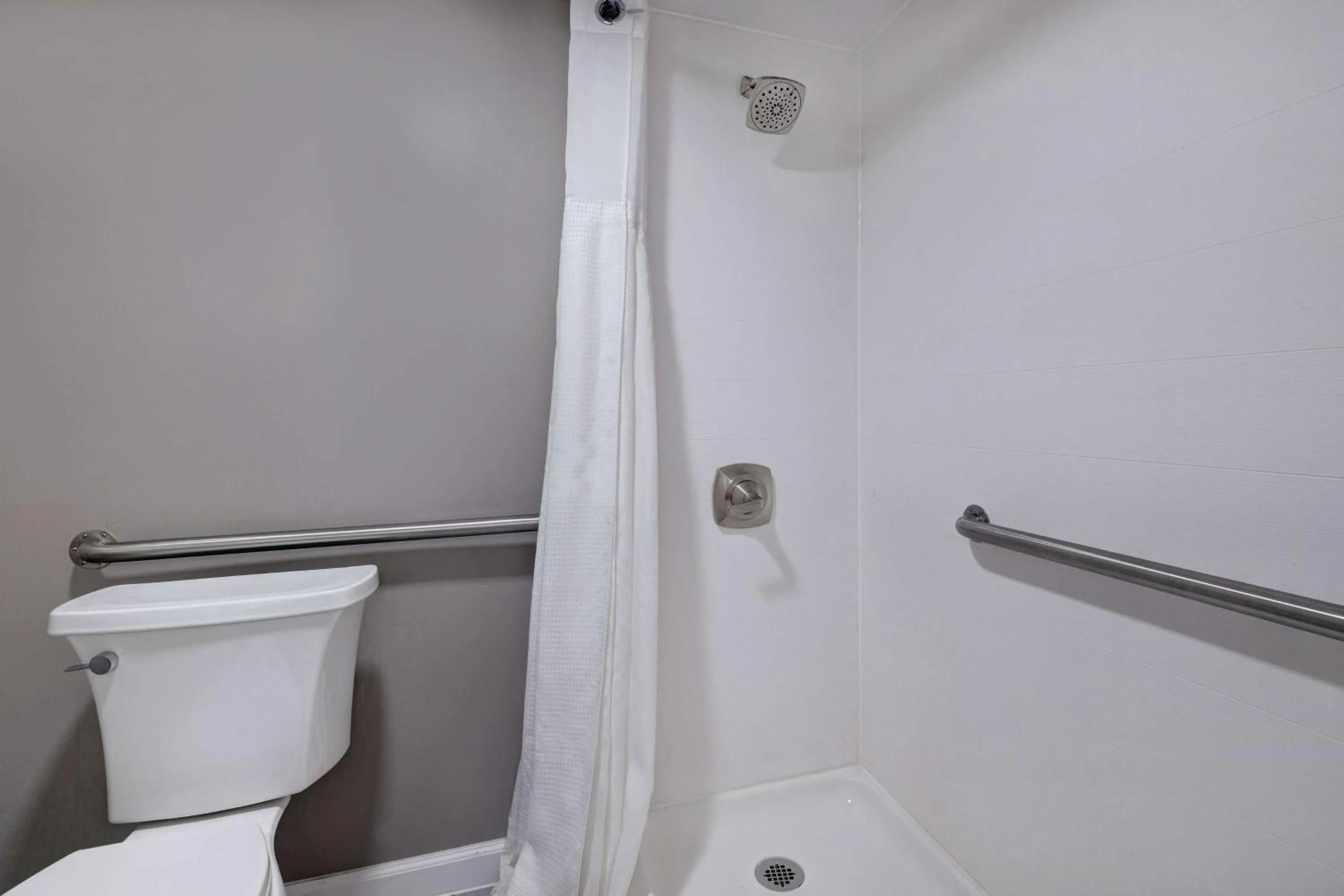 Bathroom in Motel 6 Bonne Terre, MO